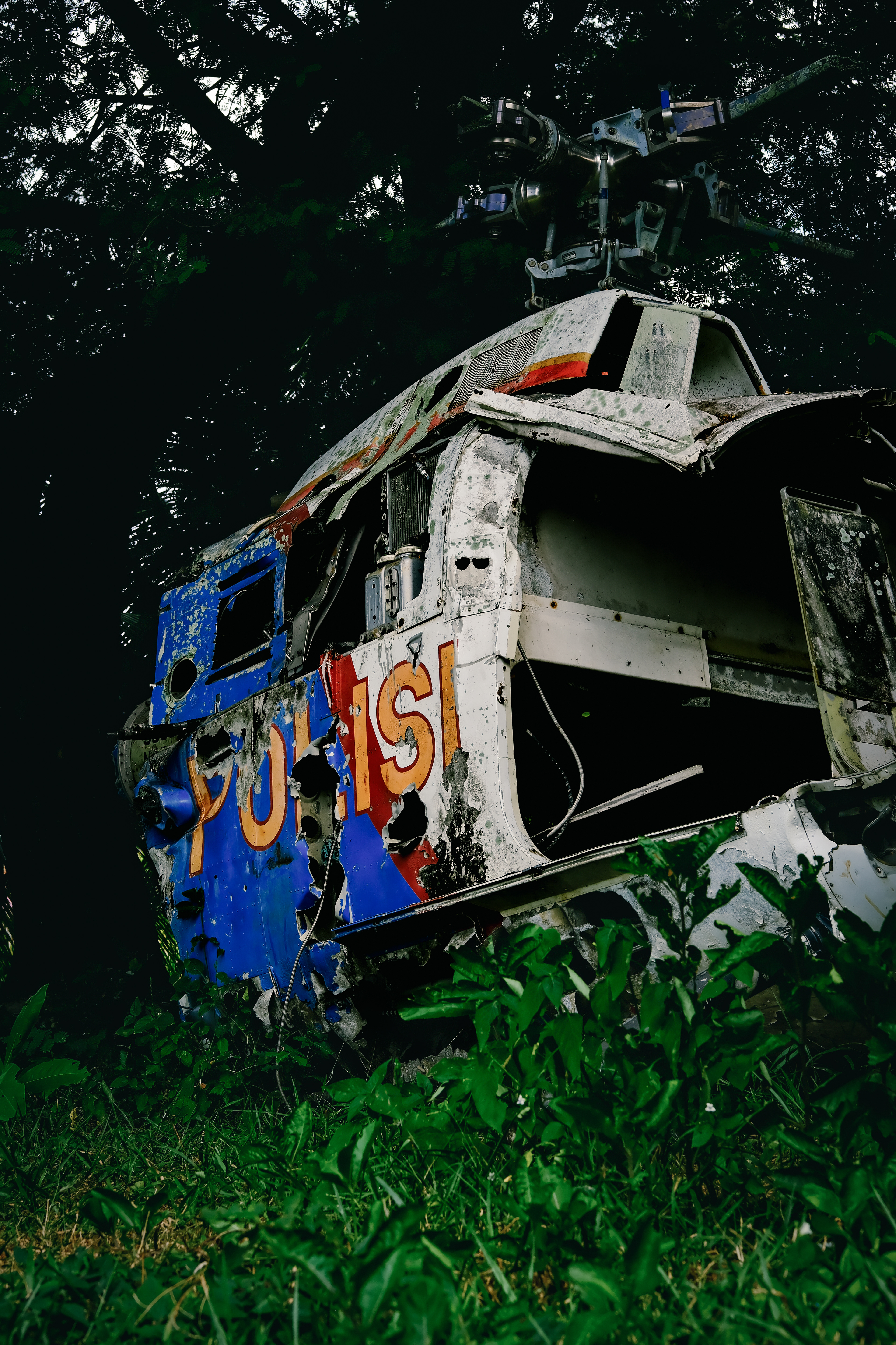 Carcassa di un elicottero al cimitero di massa di Ulee Lheue