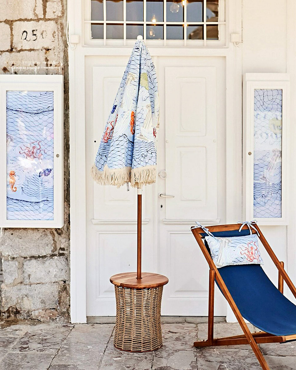 The print was extended into objects for its promotion across 10 locations nationwide. Το print επεκτάθηκε σε αντικείμενα για την προώθησή του μέσω εκδηλώσεων σε 10 σημεία της χώρας.