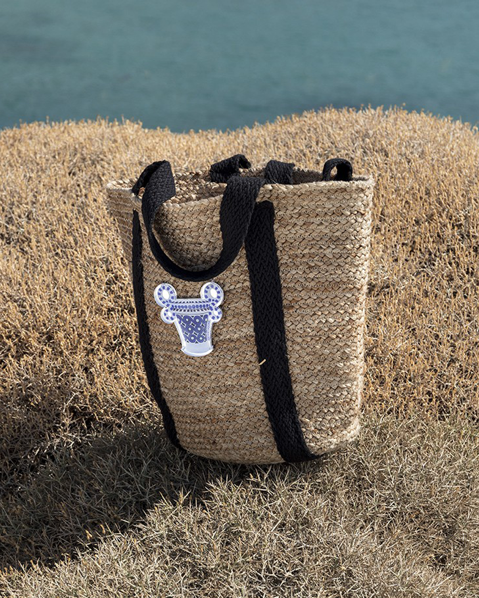 Printed motif transformed into a plexiglass central ornament for straw bags. Τυπωμένο μοτίβο μετασχηματισμένο σε κεντρικό διακοσμητικό στοιχείο από πλέξιγκλας για ψάθινες τσάντες.