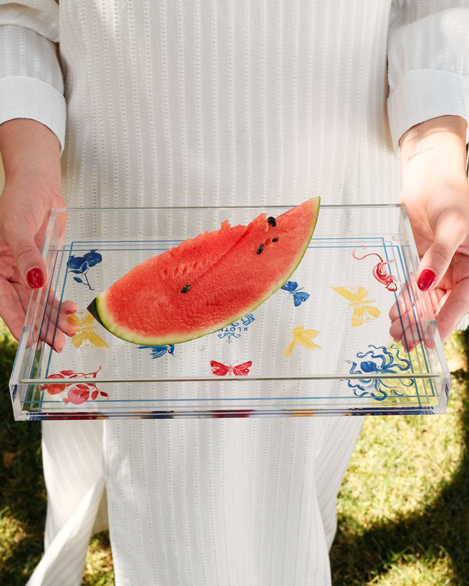 Στοιχεία της εικονογράφησης επεκτάθηκαν σε είδη σπιτιού, όπως σουβέρ και δίσκος σερβιρίσματος.