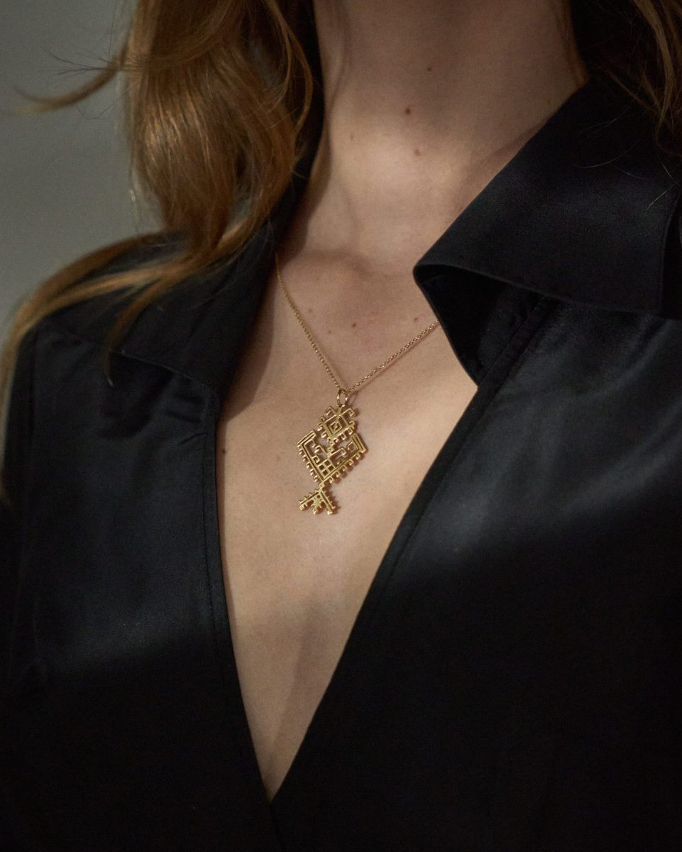 An element drawn from traditional embroidery, translated into illustration and later transformed into a collectible pendant. Στοιχείο εμπνευσμένο από παραδοσιακό κέντημα, το οποίο μεταφέρθηκε στην εικονογράφηση και εξελίχθηκε σε συλλεκτικό μενταγιόν.