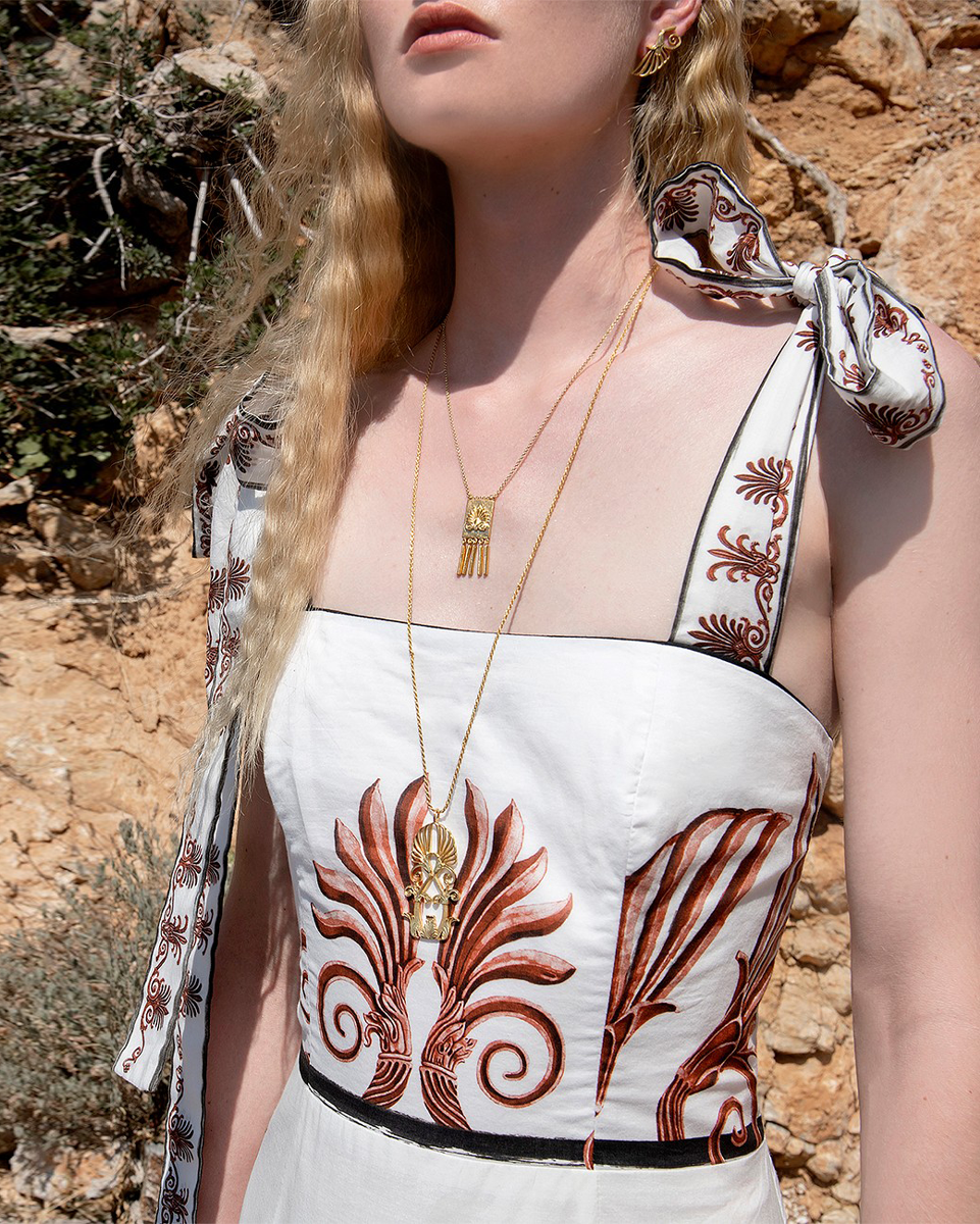 Motifs from the print developed into a jewelry series. Τα μοτίβα του print εξελίχθηκαν σε μια σειρά κοσμημάτων.