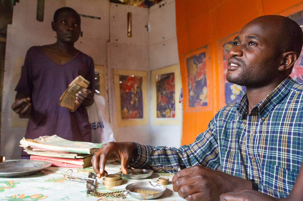 An agent receives payment for the gold he has bought from Mongbwalu. The agent buys the gold at $20/gram and sells it at $21/gram.