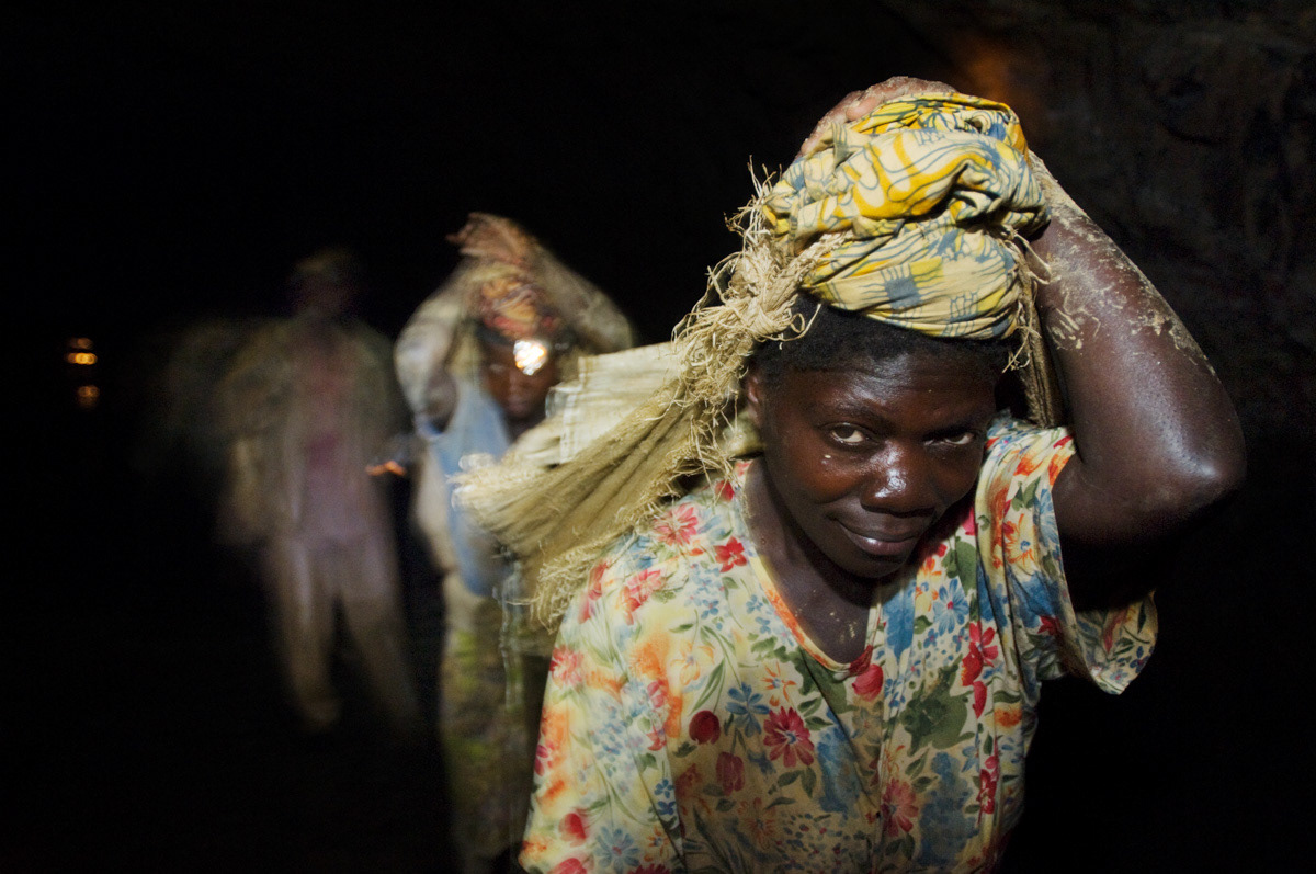 Marie Jeanne Molianeni: "I have eight children. THer were nine but I lost one in a miscarriage. It was while carrying rocks that I felt pain inside, so I went to the hospital but it didn’t surive.”