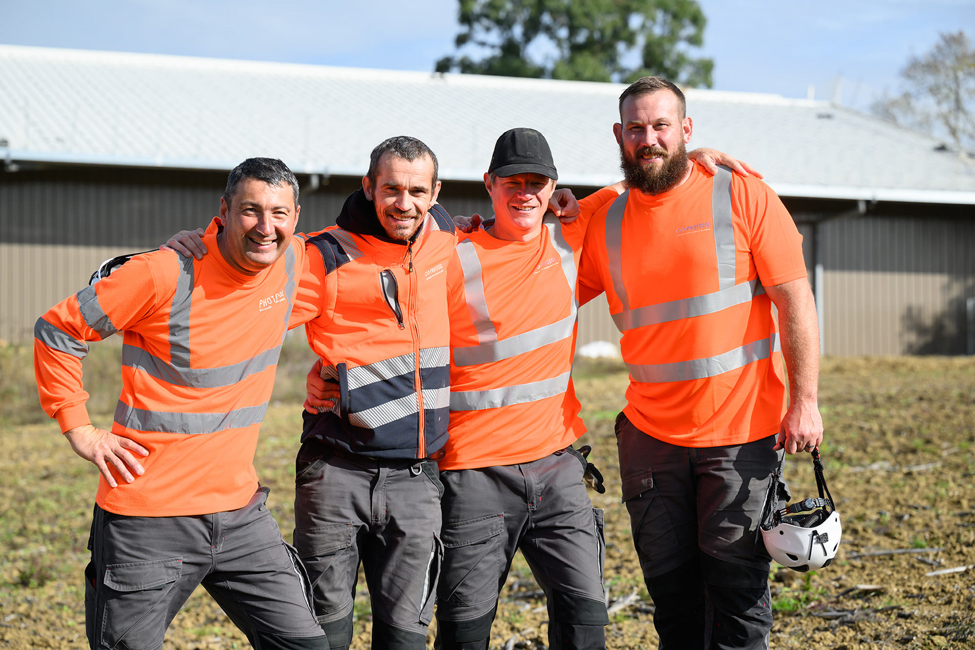 Reportage photo installation panneaux photovoltaïques auprès des agriculteurs. France.