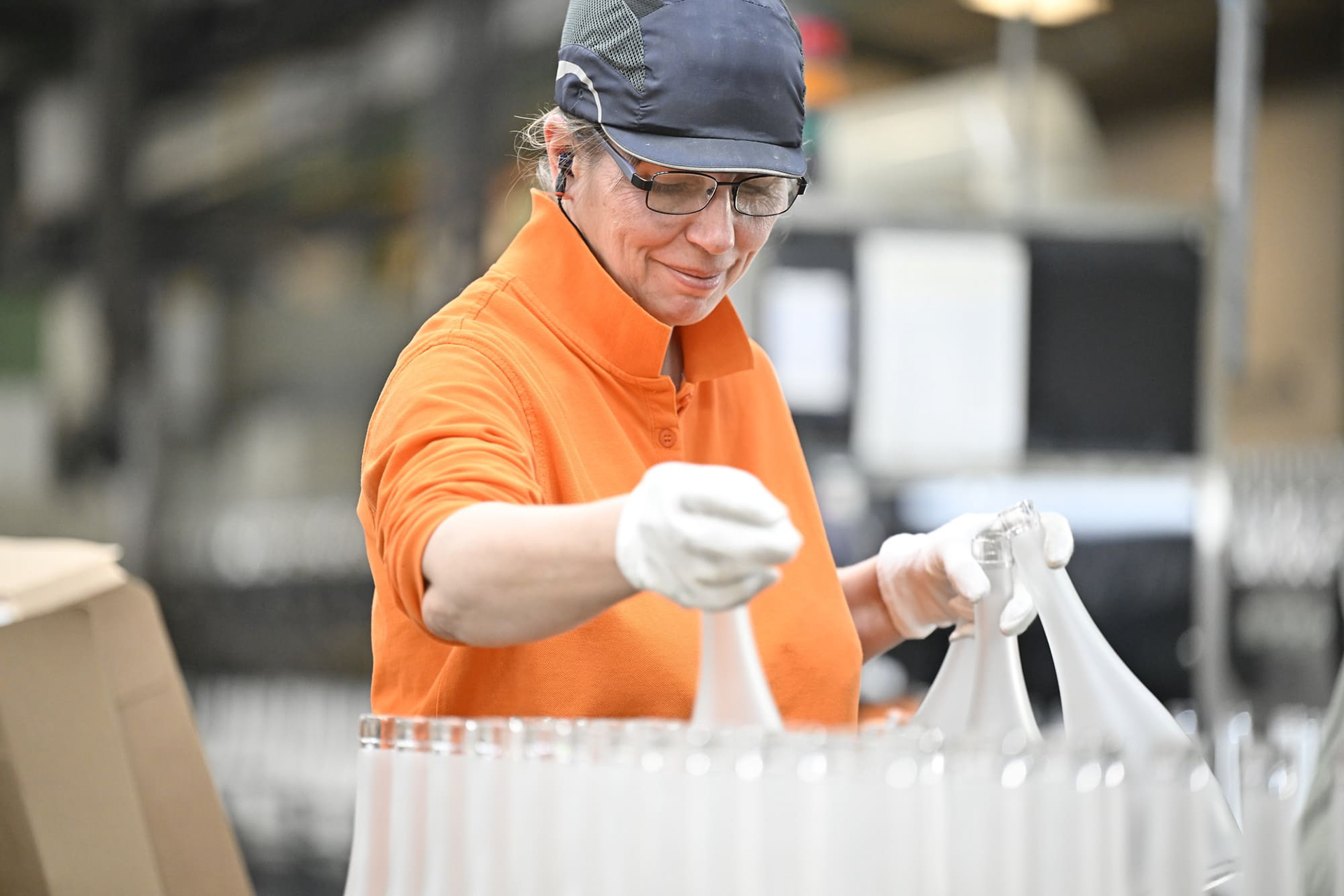Reportage photo usine auprès des artistes du satinage. Ouest France.
