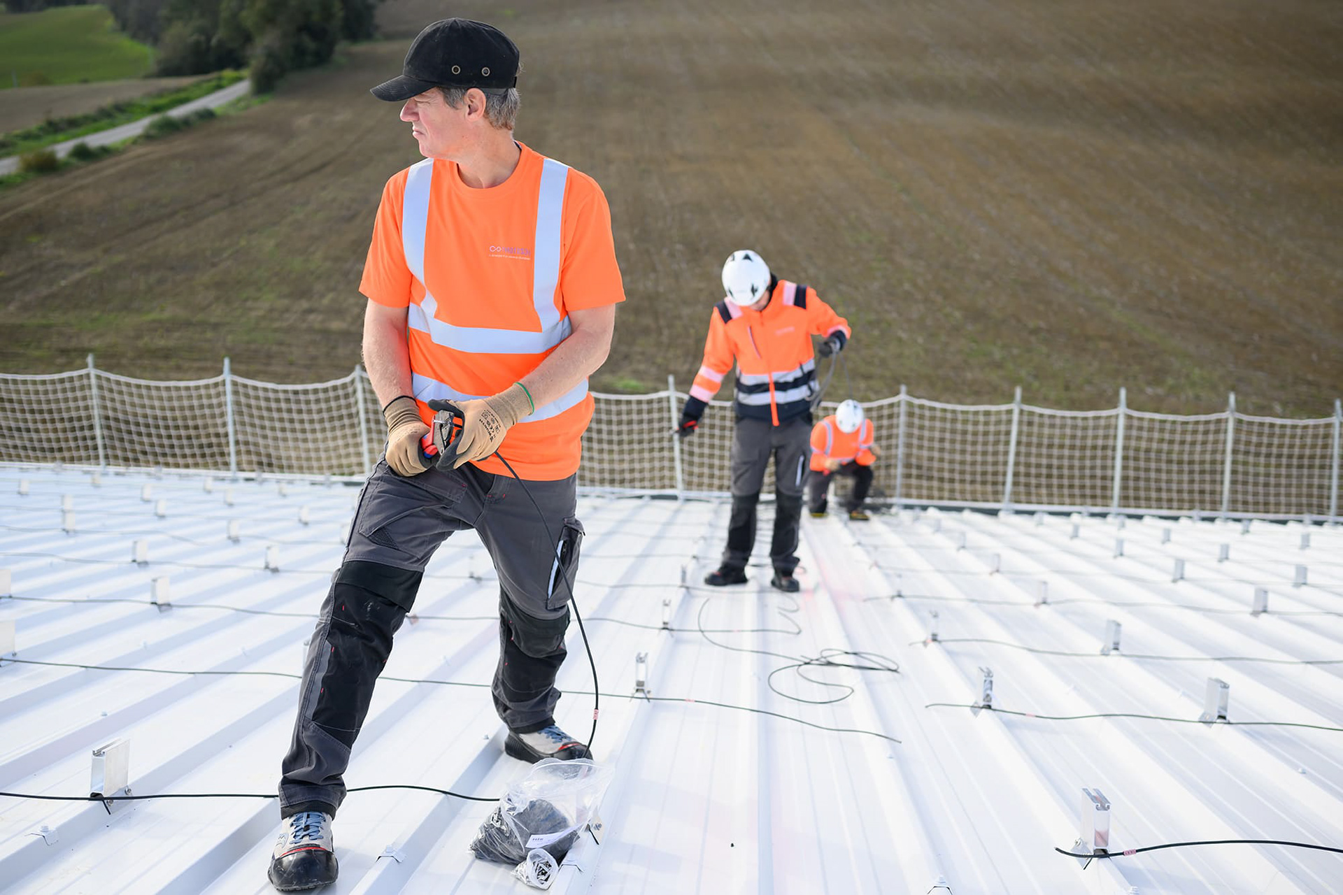 Reportage photo installation panneaux photovoltaïques auprès des agriculteurs. France.