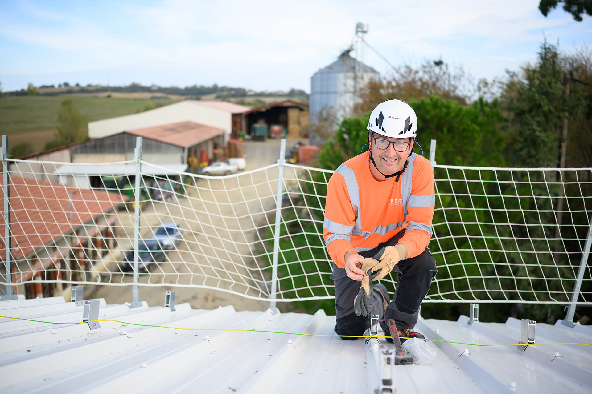Reportage photo installation panneaux photovoltaïques auprès des agriculteurs. France.
