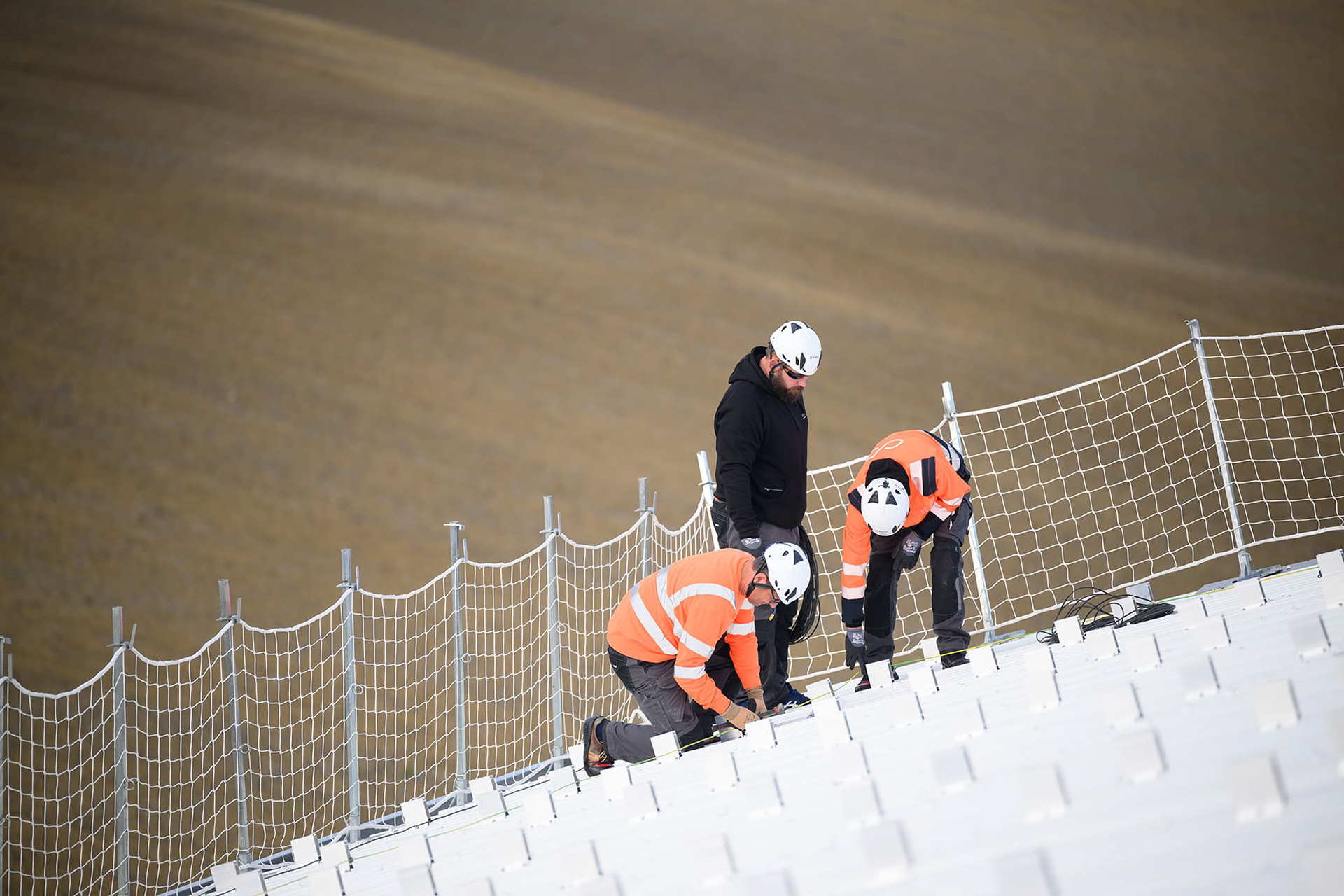 Reportage photo installation panneaux photovoltaïques auprès des agriculteurs. France.