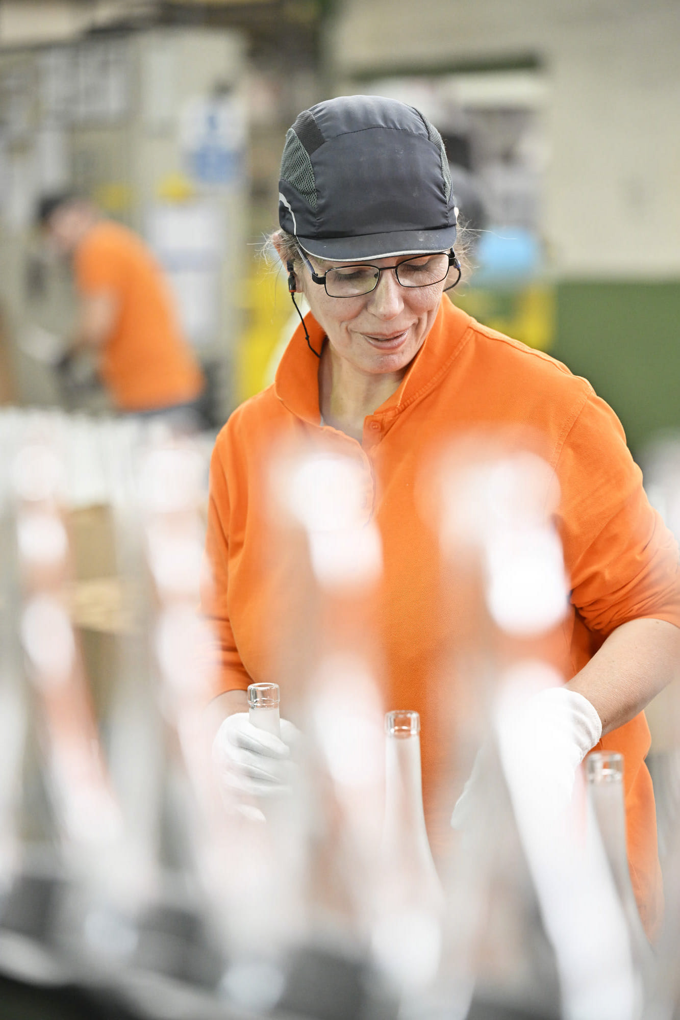 Reportage photo usine auprès des artistes du satinage. Ouest France.