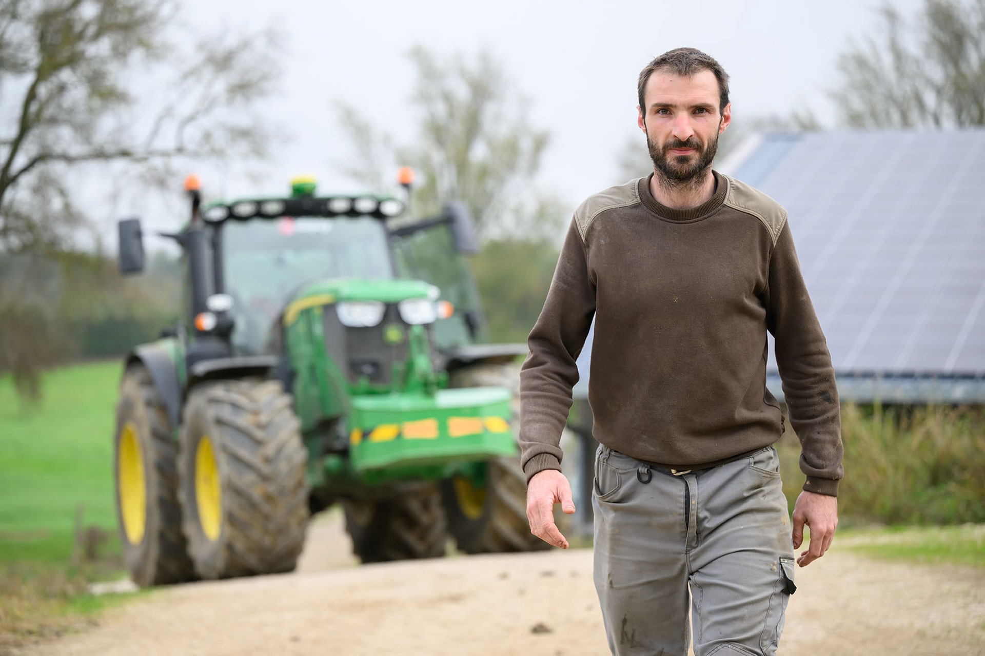 Reportage photo installation panneaux photovoltaïques auprès des agriculteurs. France.