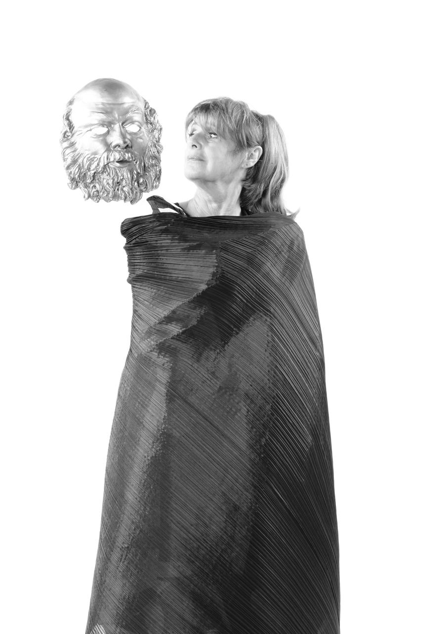 Ritratto di Lella Costa nelle vesti della "Vedova Socrate"
