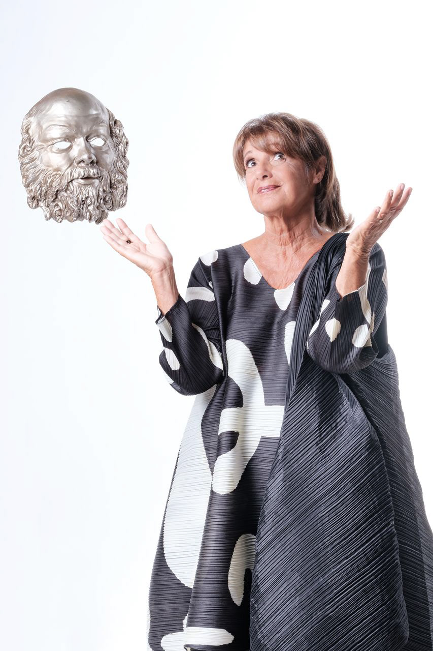 Ritratto di Lella Costa nelle vesti della "Vedova Socrate"