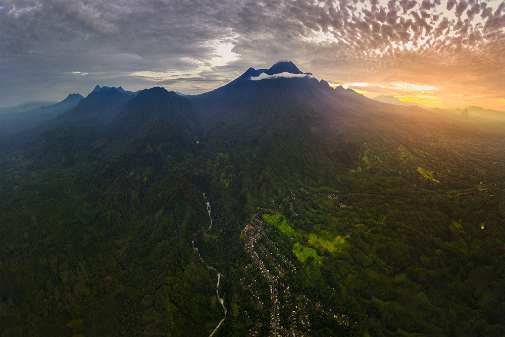 Sunrise over the mountain range Beautiful morning view of Indonesia. | Taken Drone Fimi X8SE F 1.6 / Iso 100 / ShutterSpeed 1/320 Second / Merge 6 Photos