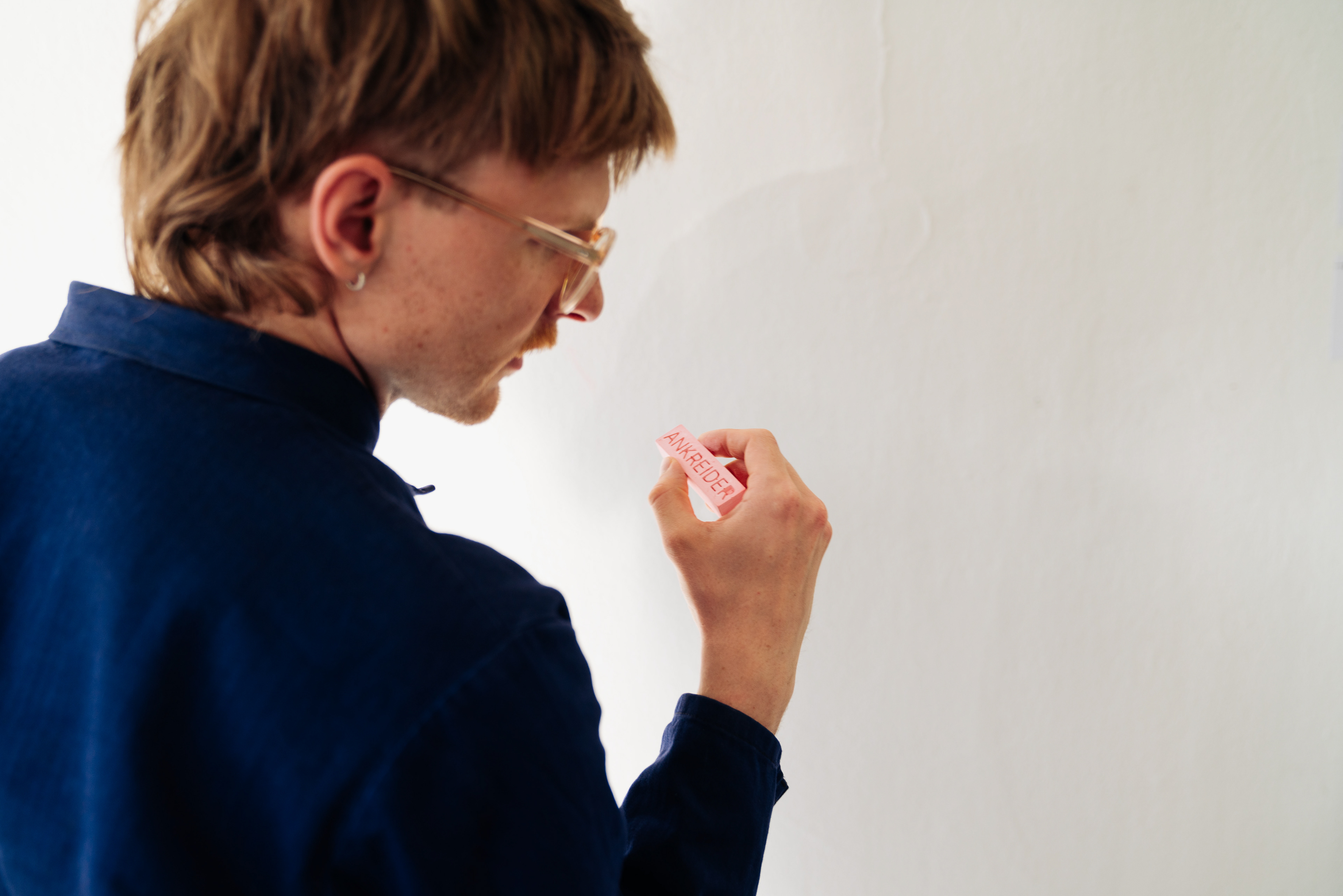 The "Ankreider", a chalk that is designed as a labeling tool and encourages criticism through its name. Photo: Can Wagener