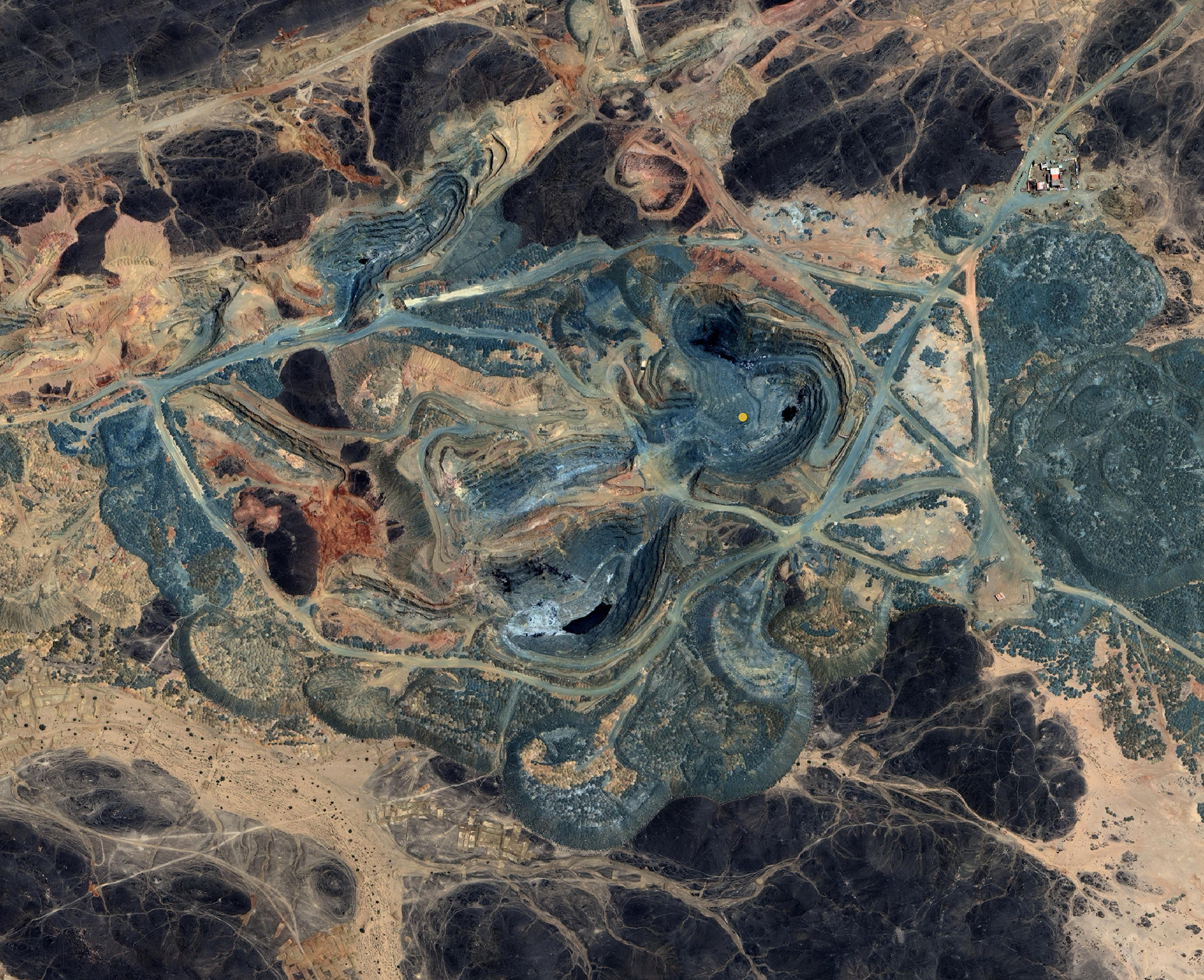 Mine, Red Sea State, Eastern Sudan Satellite image, April 2024 This mining site is located several kilometers from Port Sudan, which became the wartime administrative capital of the Sudanese Armed Forces (SAF), one of the two main armed parties in the current conflict alongside the RSF. The image reflects the growing proximity between extractive industries and military centers of power during the war.