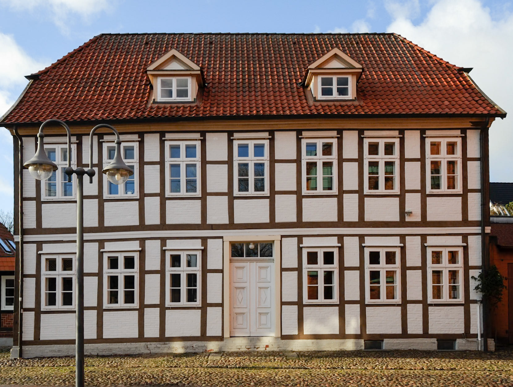 53°21'49" N 10°12'24" E