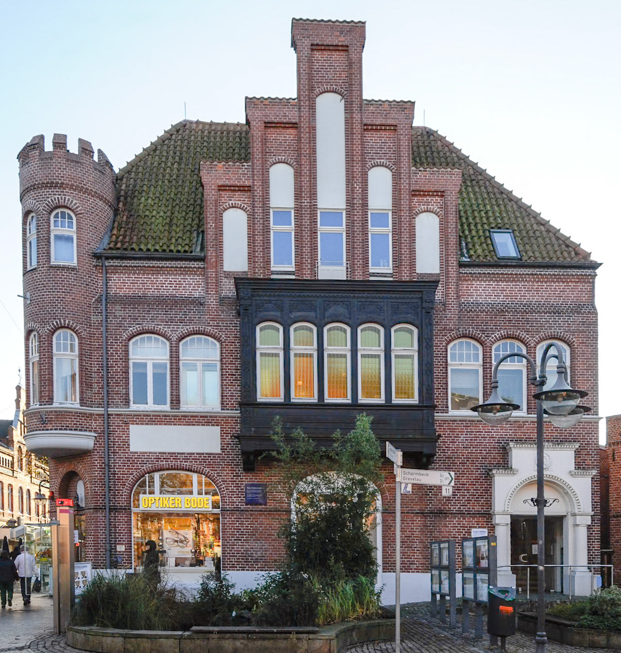 53°21'45" N 10°12'25" E