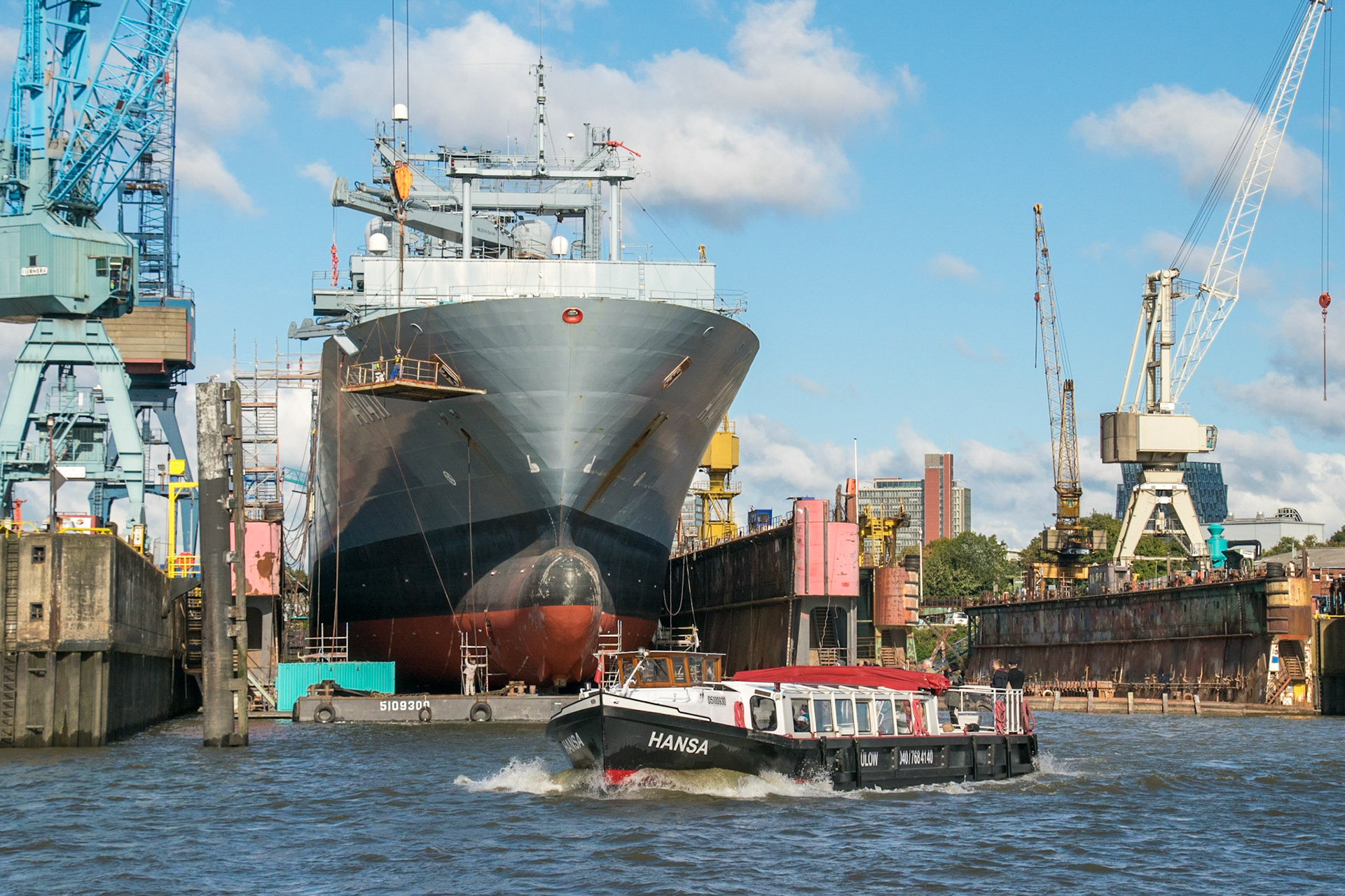 Blick auf die Docks bei der Hafenrundfahrt in Hamburg