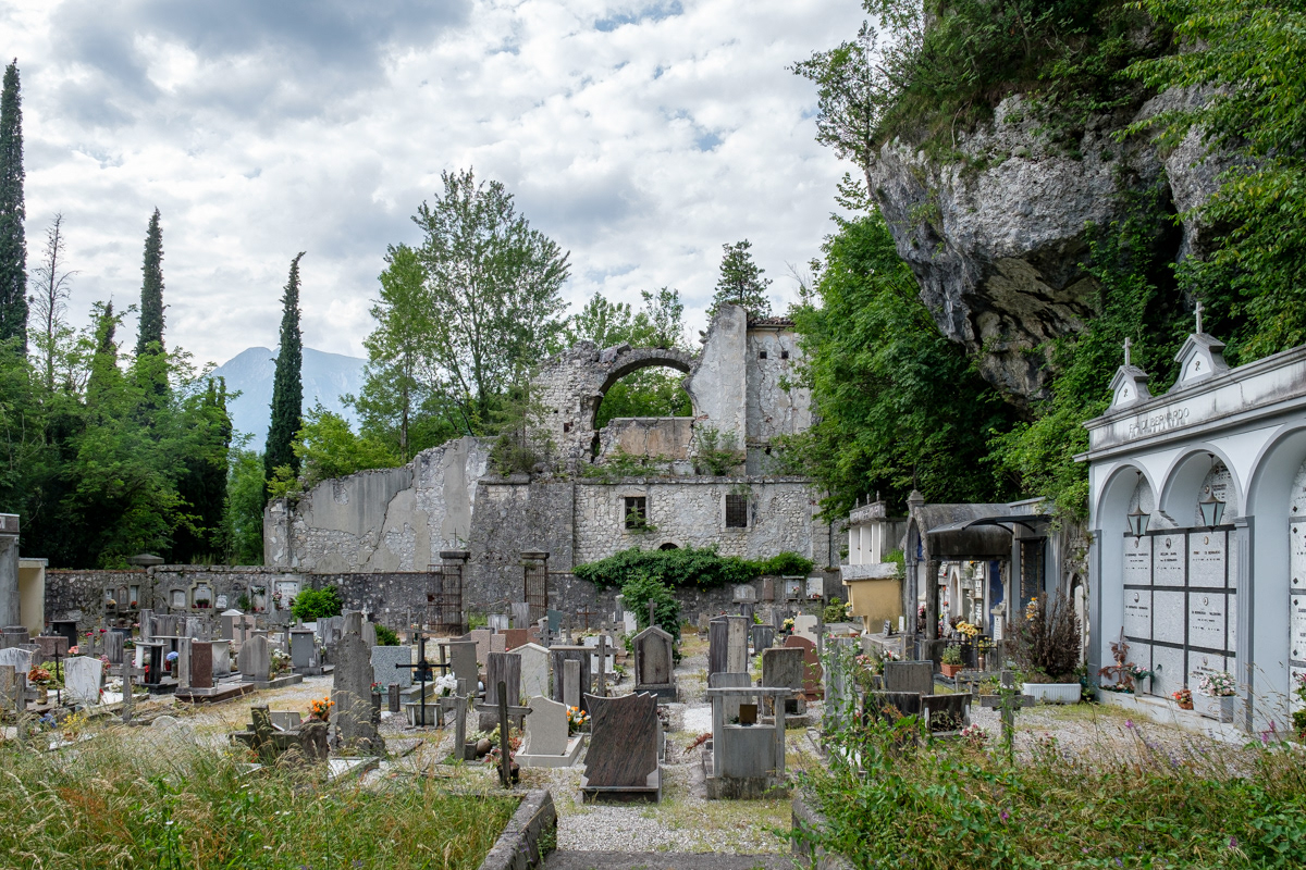 Il cimitero vecchio si salvò per miracolo, la parte nuova fu spazzata via e alcune bare furono ritrovate sulle sponde del fiume. Tuttavia questo luogo può rappresentare la resistenza e la tenacia di questo popolo; infatti pur essendo ancora zona rossa, i cittadini vi continuano a seppellire i loro cari.