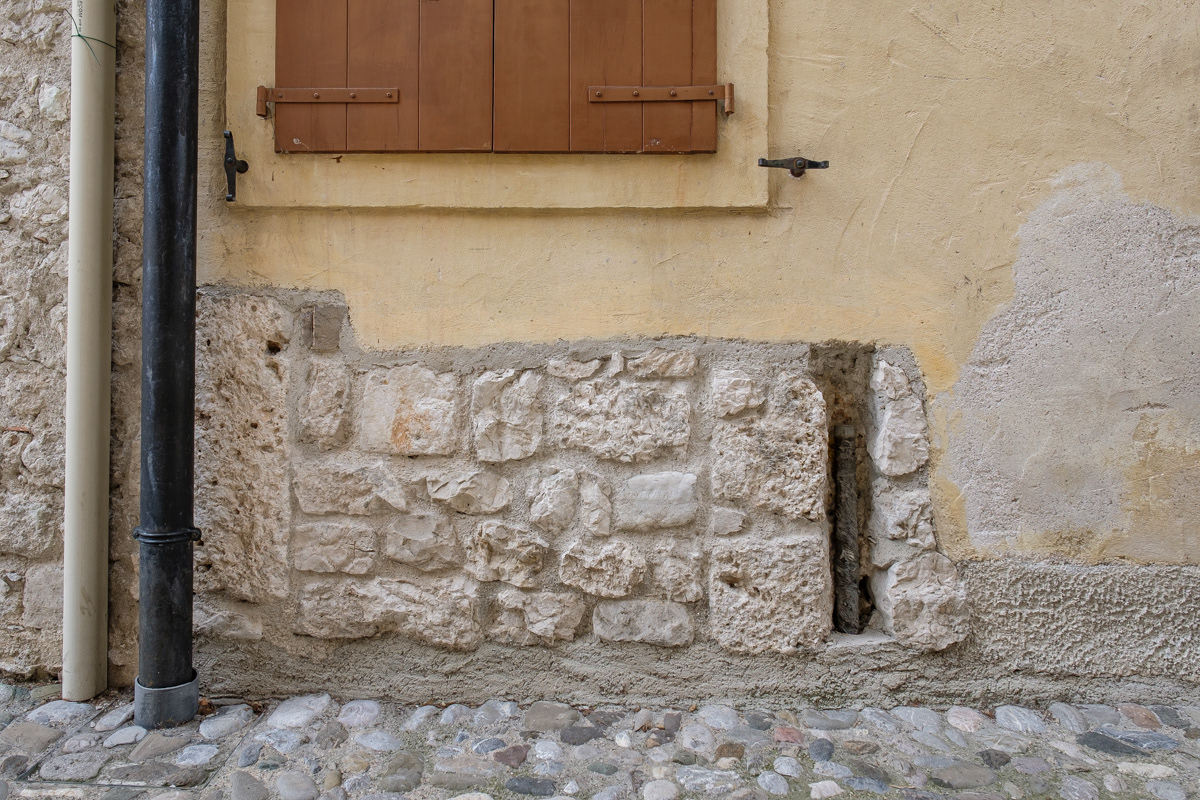 Nelle abitazioni, nei monumenti, nel duomo del paese le “cicatrici” di ciò che era rimasto in piedi dopo le ultime scosse sono visibili a testimonianza che da lì si è ripartito come per ricucire, ripristinare il dov’era e com’era.