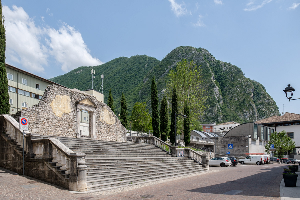Chiesa della Beata Vergine delle Grazie - dopo il terremoto del 1976 il convento fu totalmente distrutto mentre della chiesa si salvarono la scalinata ed il portale. Fu scelto di non ricostruirla per la mancata possibilità di recuperare i pezzi originali e quindi si decise di farla divenire testimonianza dell’evento sismico.