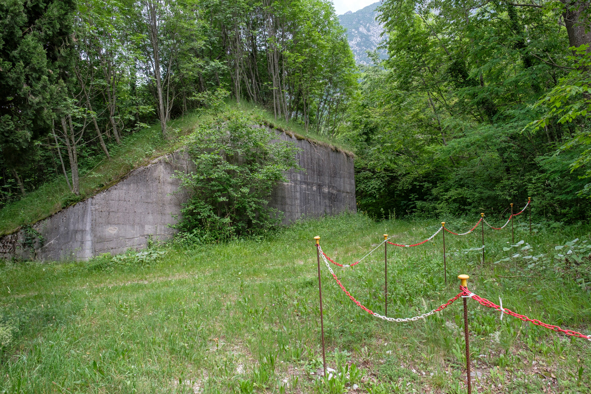 Muri di contenimento nella zona antistante la chiesa di San Bartolomeo; le macerie non più riutilizzabili per la ricostruzione furono riciclate per costruire queste strutture a protezione della statale e della ferrovia.
