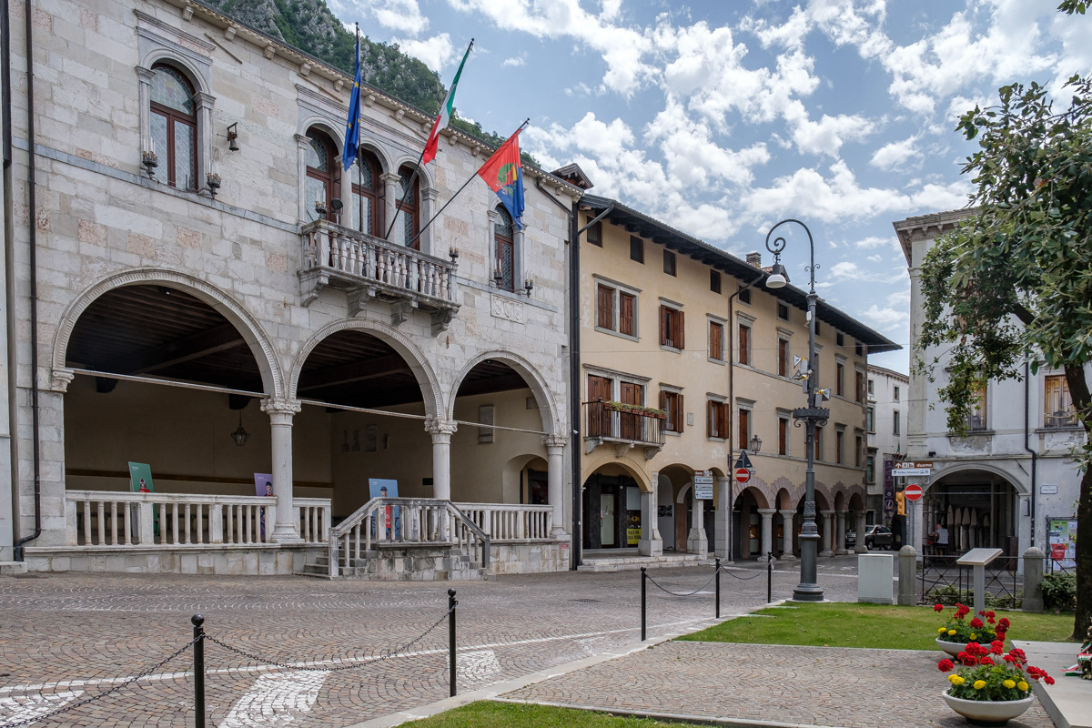 Palazzo Boton è il palazzo comunale ricostruito per anastilosi dopo il terremoto.