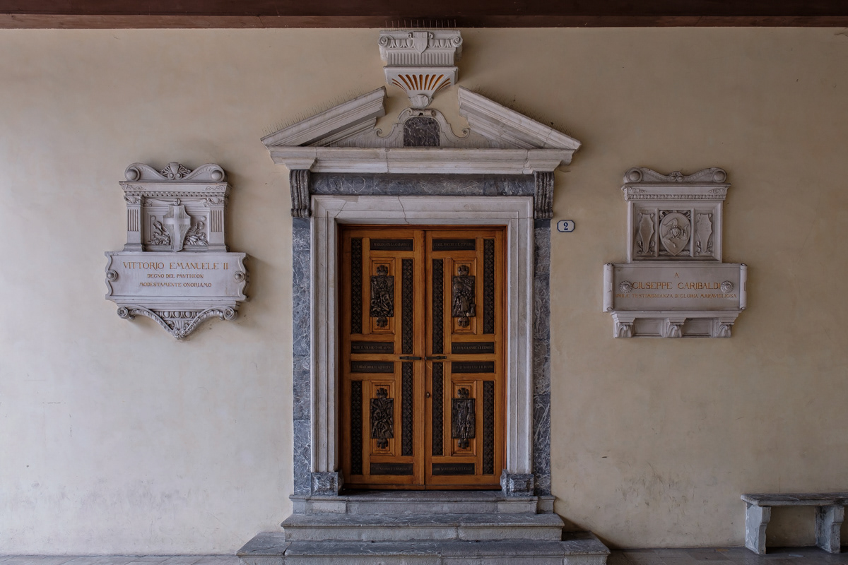 La Porta della Memoria presso il loggiato del palazzo comunale da l'accesso alla sala consigliare.