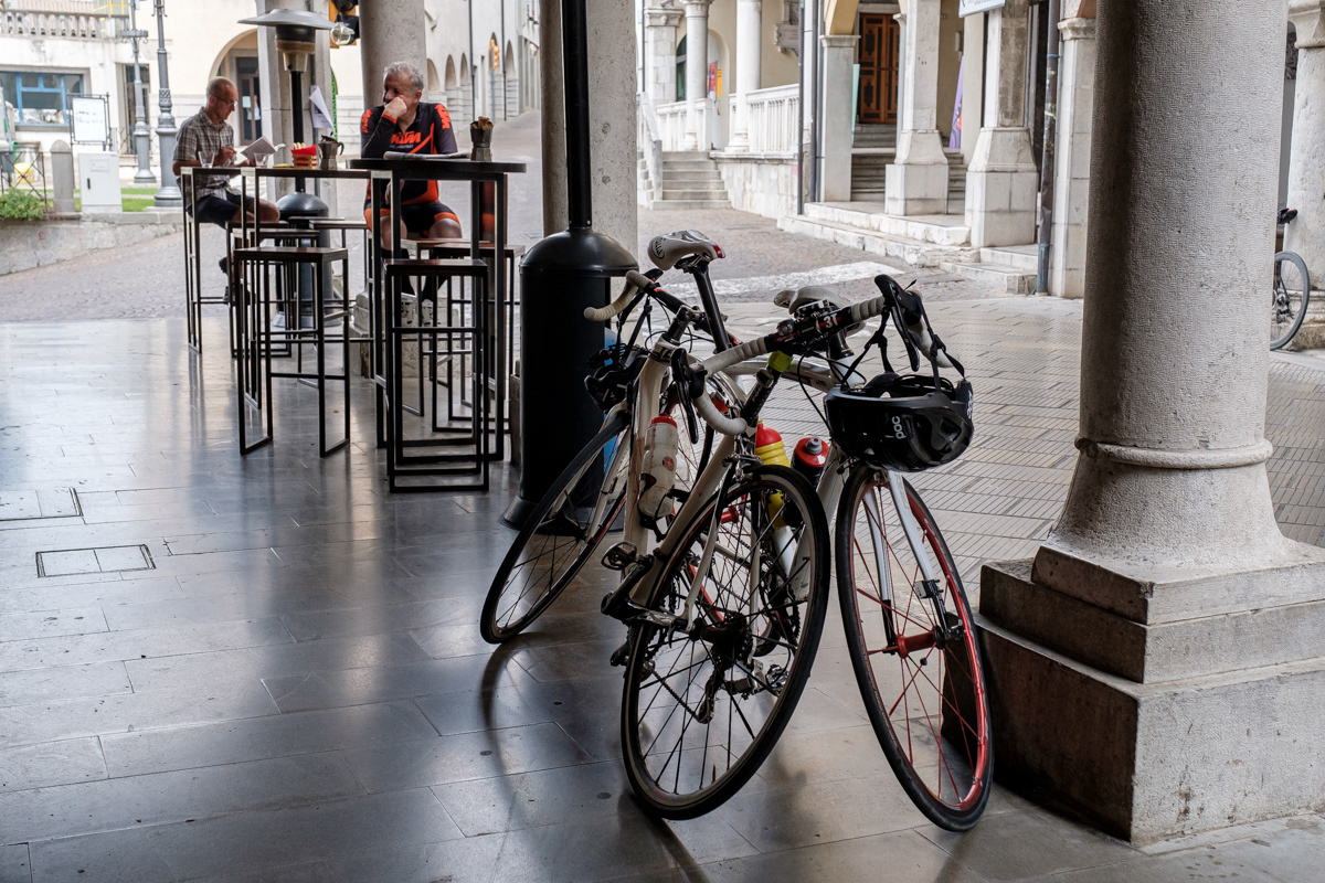 Facilmente s'incontrano ciclisti per il centro storico, parecchi quelli che percorrono l'Alpe Adria Radweg che unisce Austria e Italia, da Salisburgo a Grado, dalle Alpi al mare.