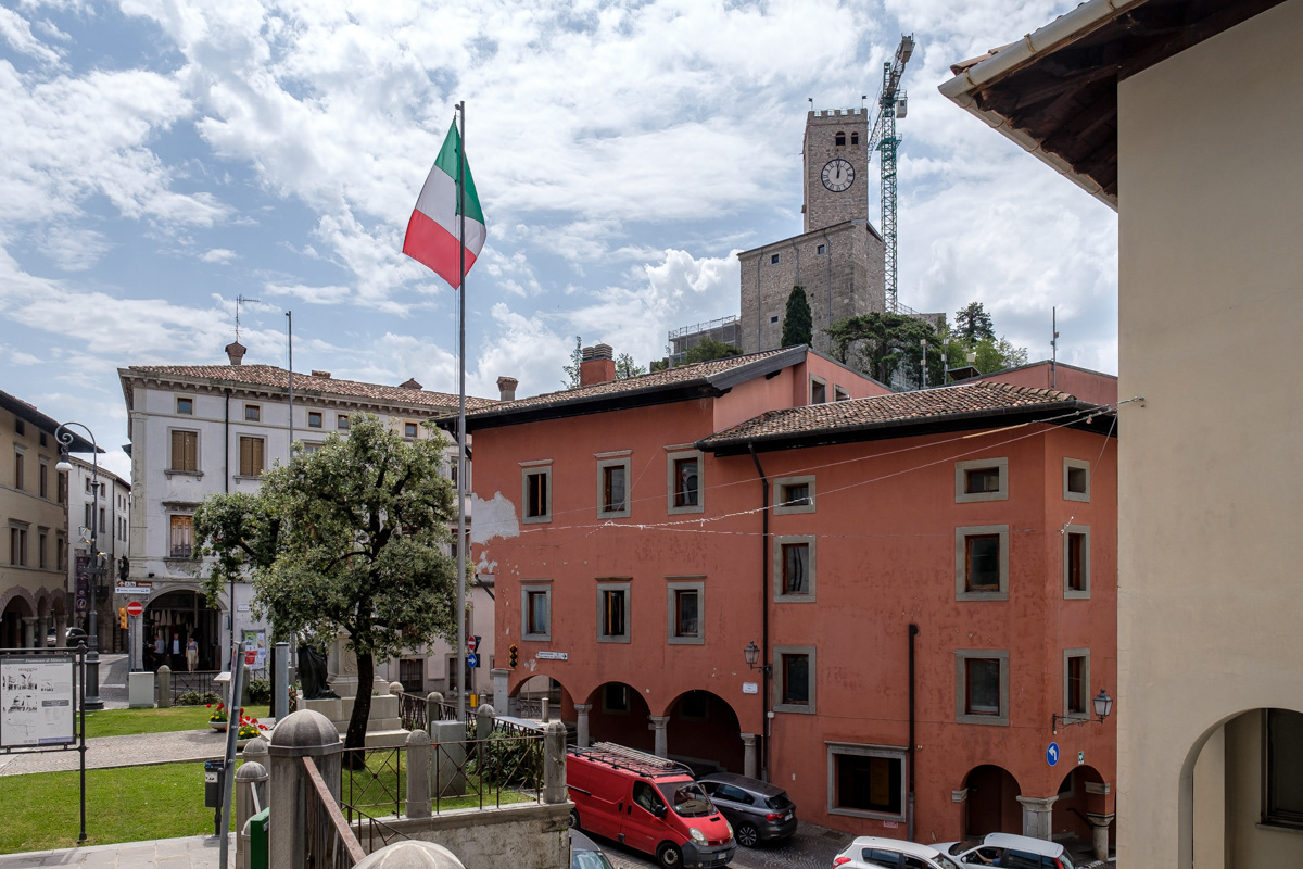 Vista del Castello di Gemona - la torre dell’orologio è stata ricostruita con le pietre originali e la particolare soluzione ingegneristica di dissipatori isteretici ad instabilità assiale impedita.