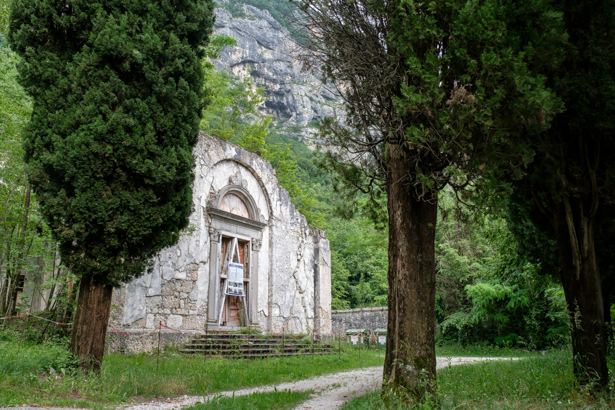 La chiesa di San Bartolomeo e l’annesso cimitero sorgono alla base delle corpo montuoso dal quale si staccarono le frane ed i massi che travolsero l’abitato di Portis.