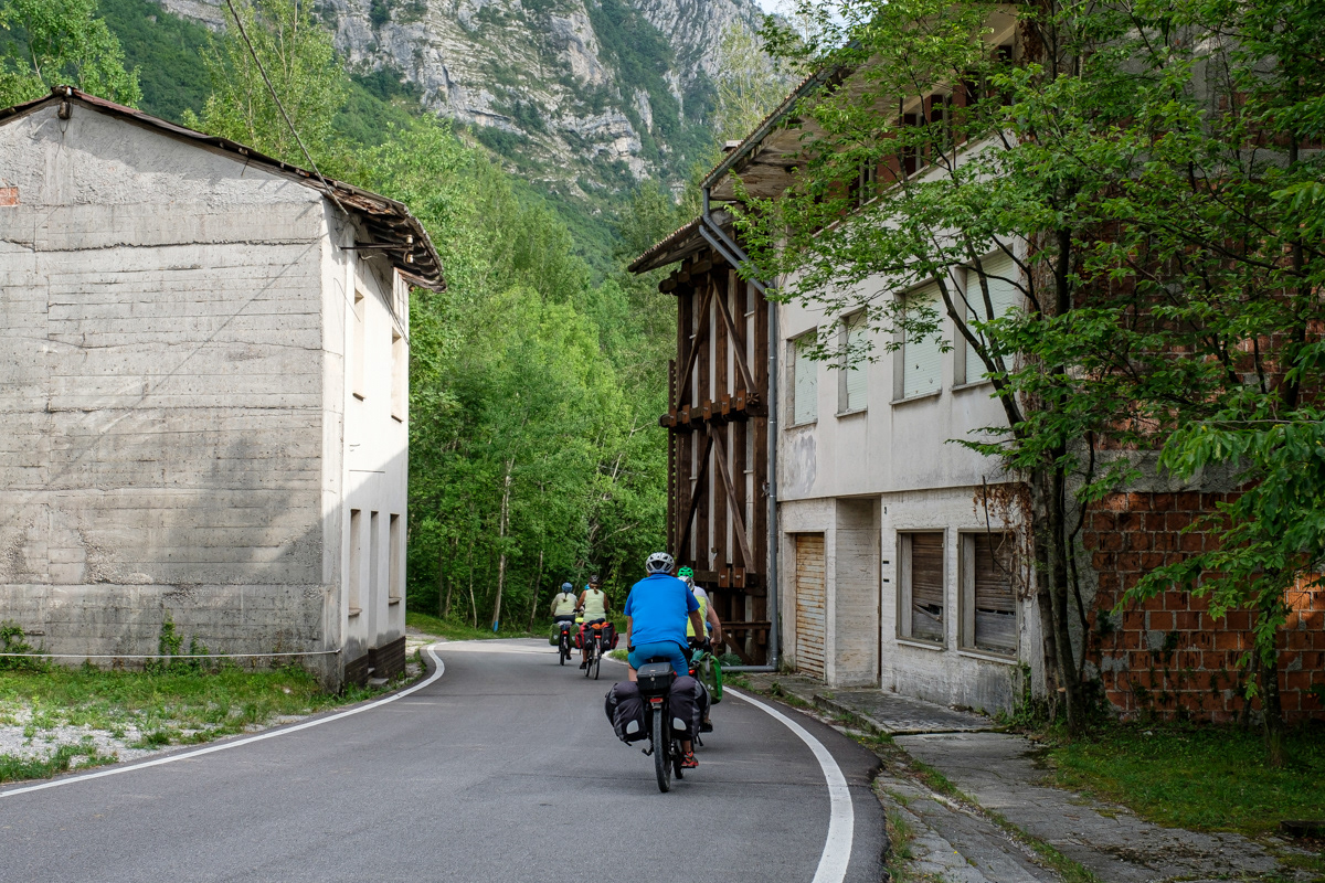 La strada che attraversa Portis Vecchio, ad oggi, è sfruttata sopratutto dai ciclisti.