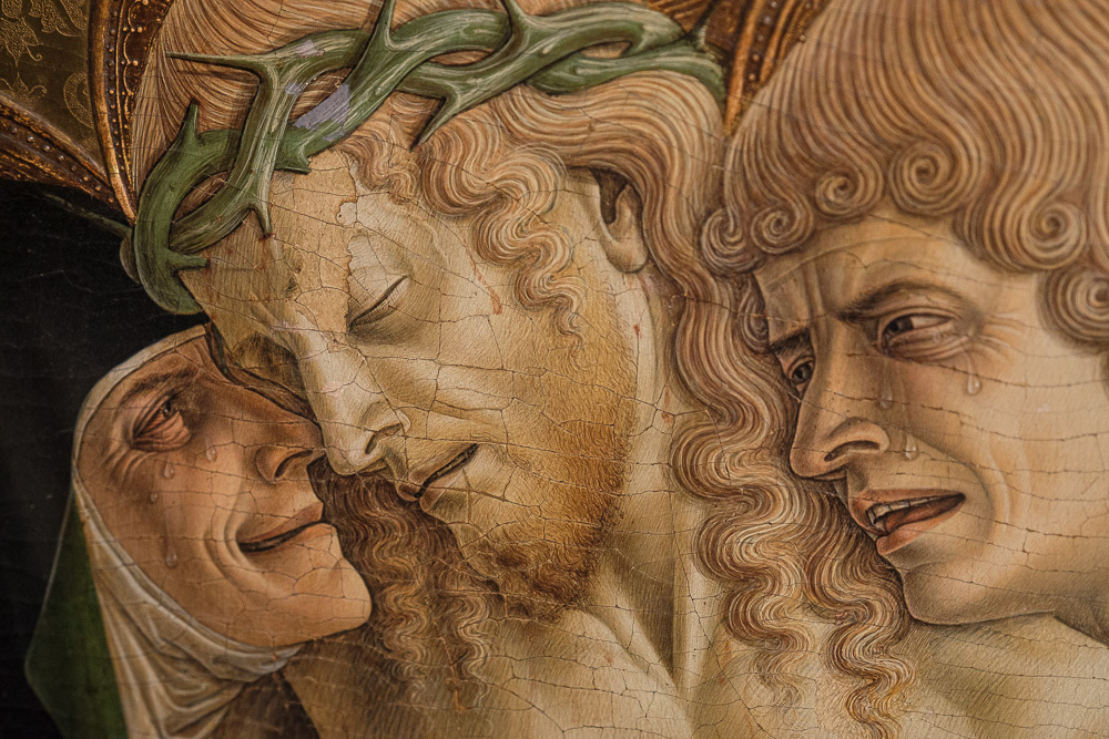 Dettaglio della pietà posizionata nel registro superiore dell’opera.