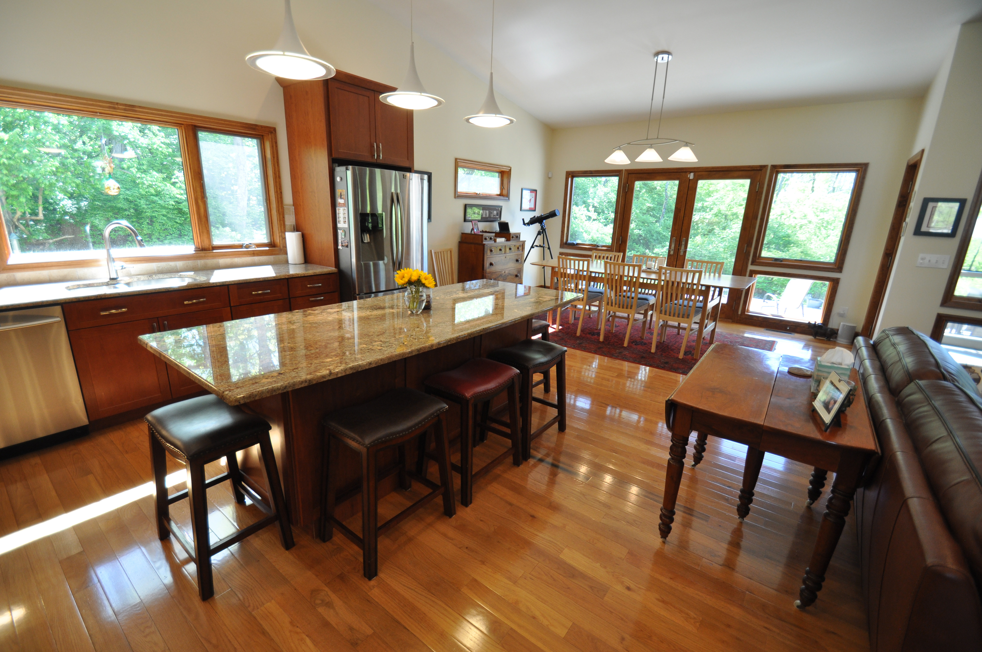 KITCHEN/DINING