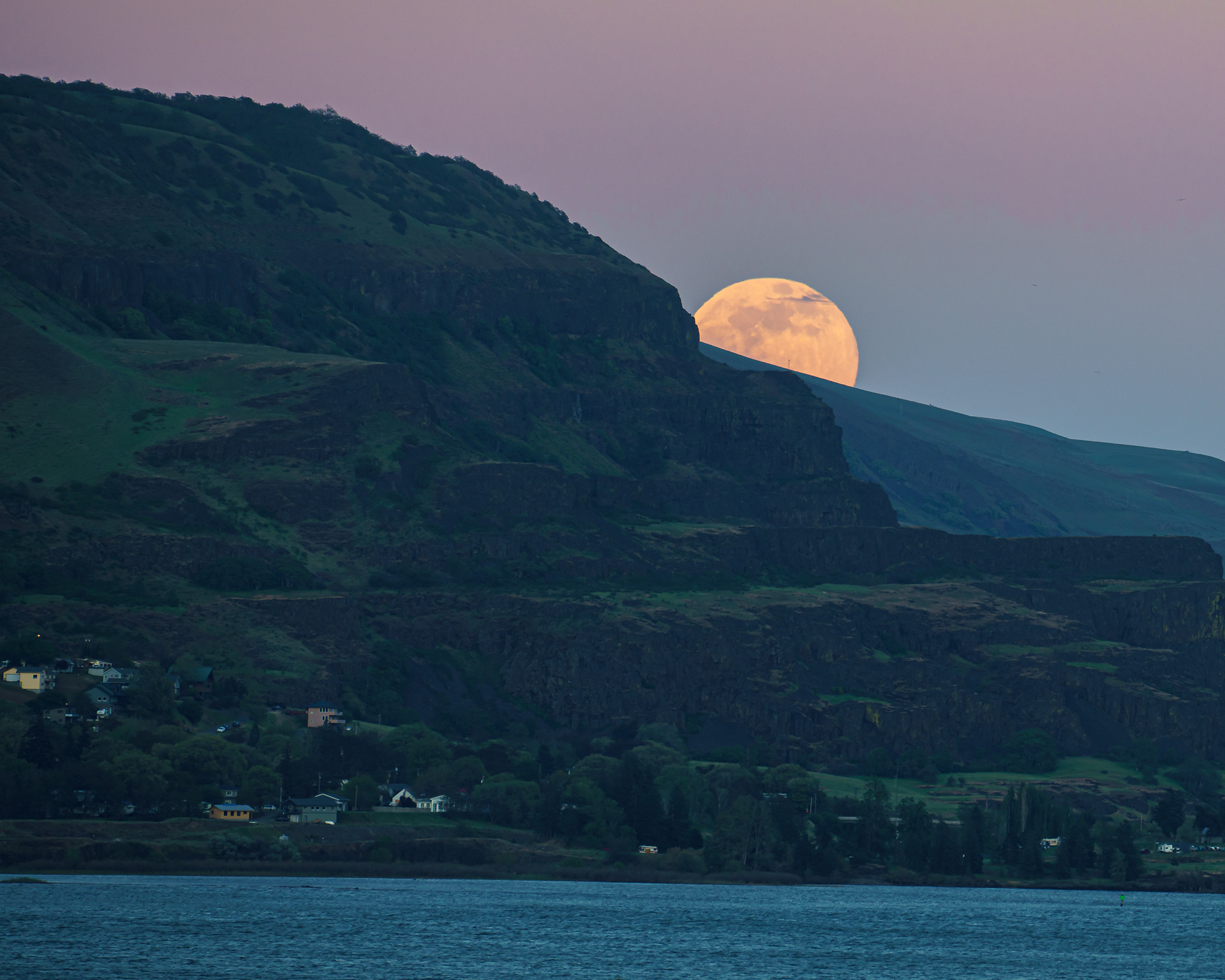 Gorge Moon