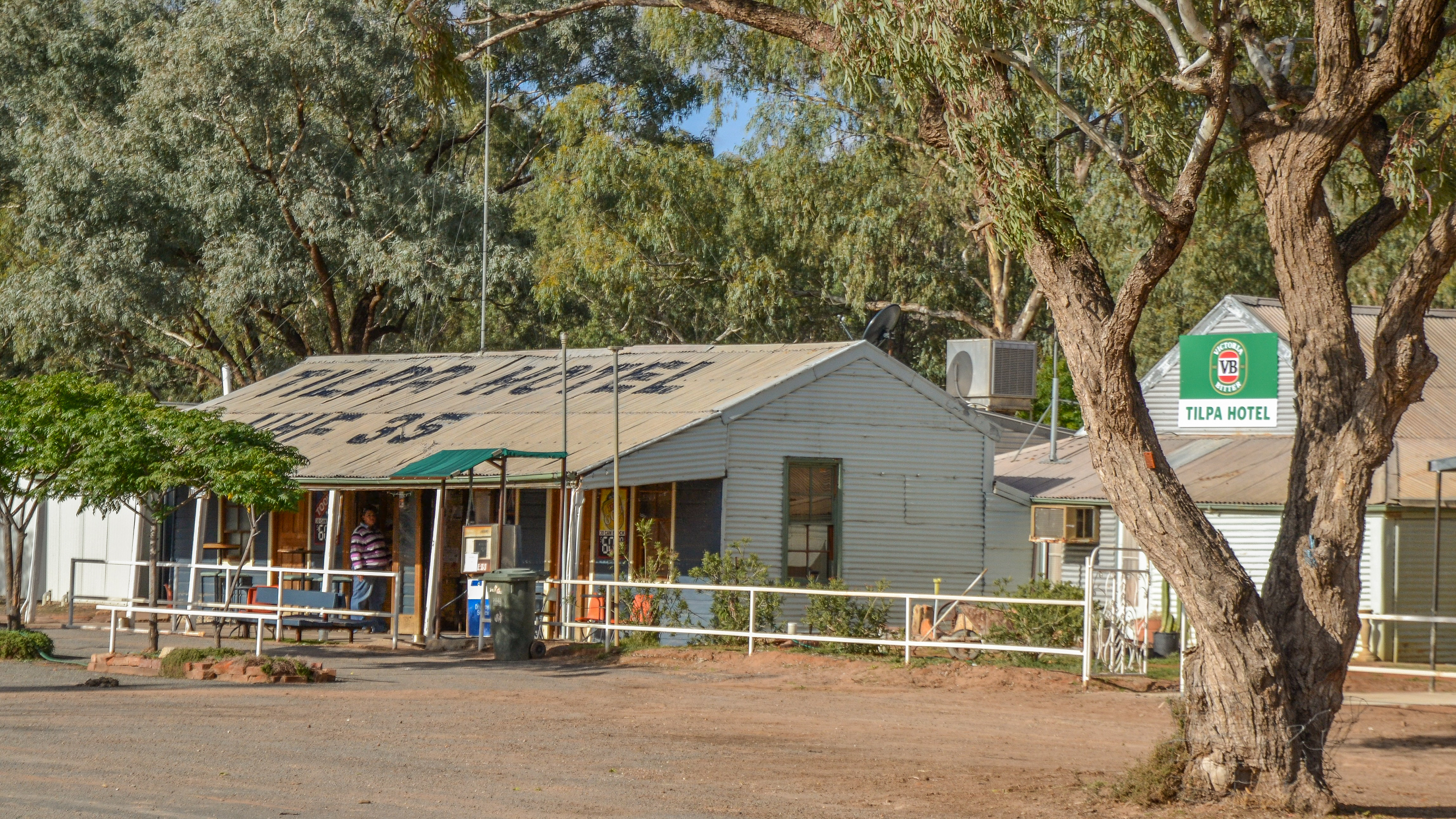 Tilpa Hotel where we drop in for a 'coldie' to quench our thirst.