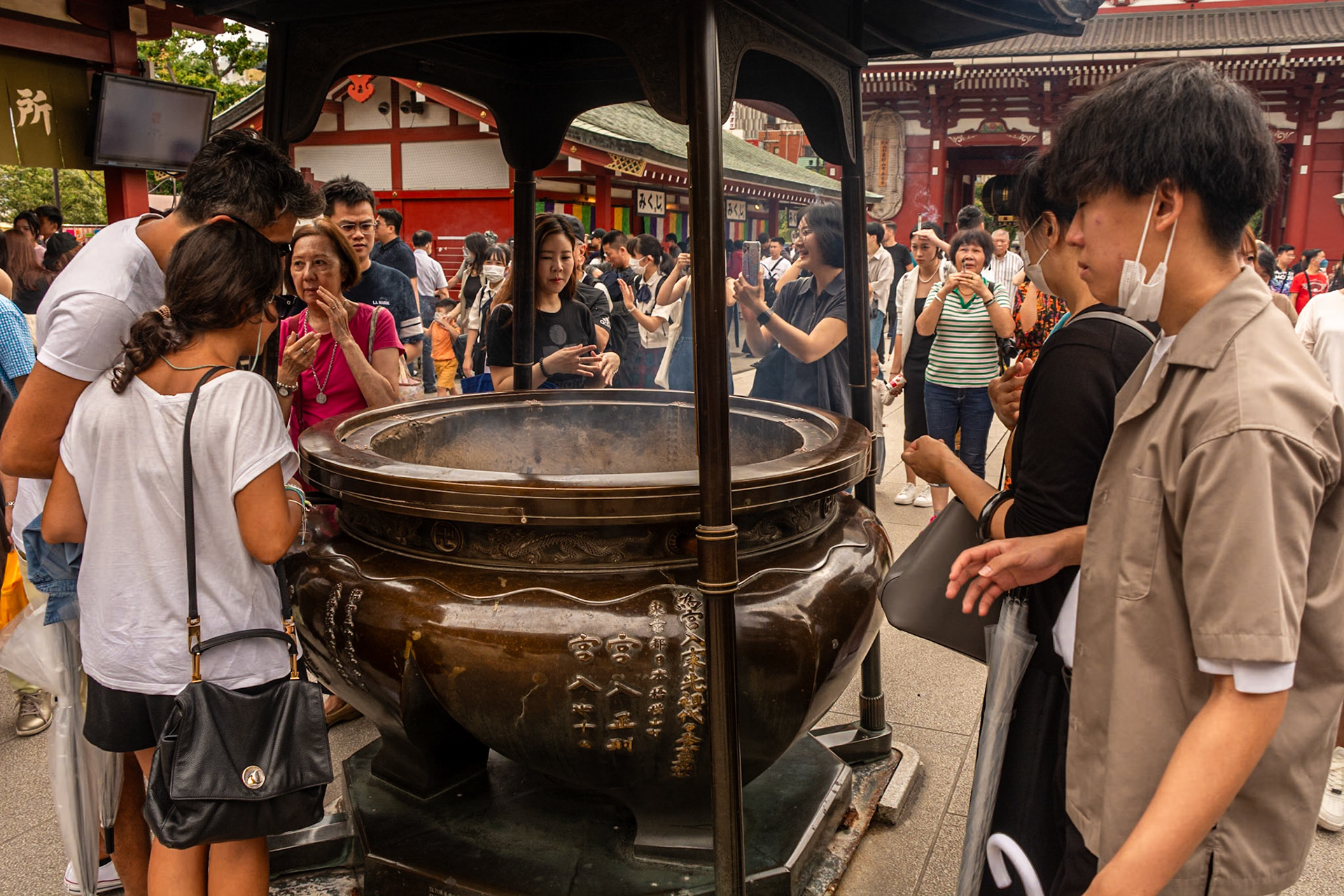As incense smoke rises from the large earthenware Jokoro, it is customary to wave it towards you to purify yourself.