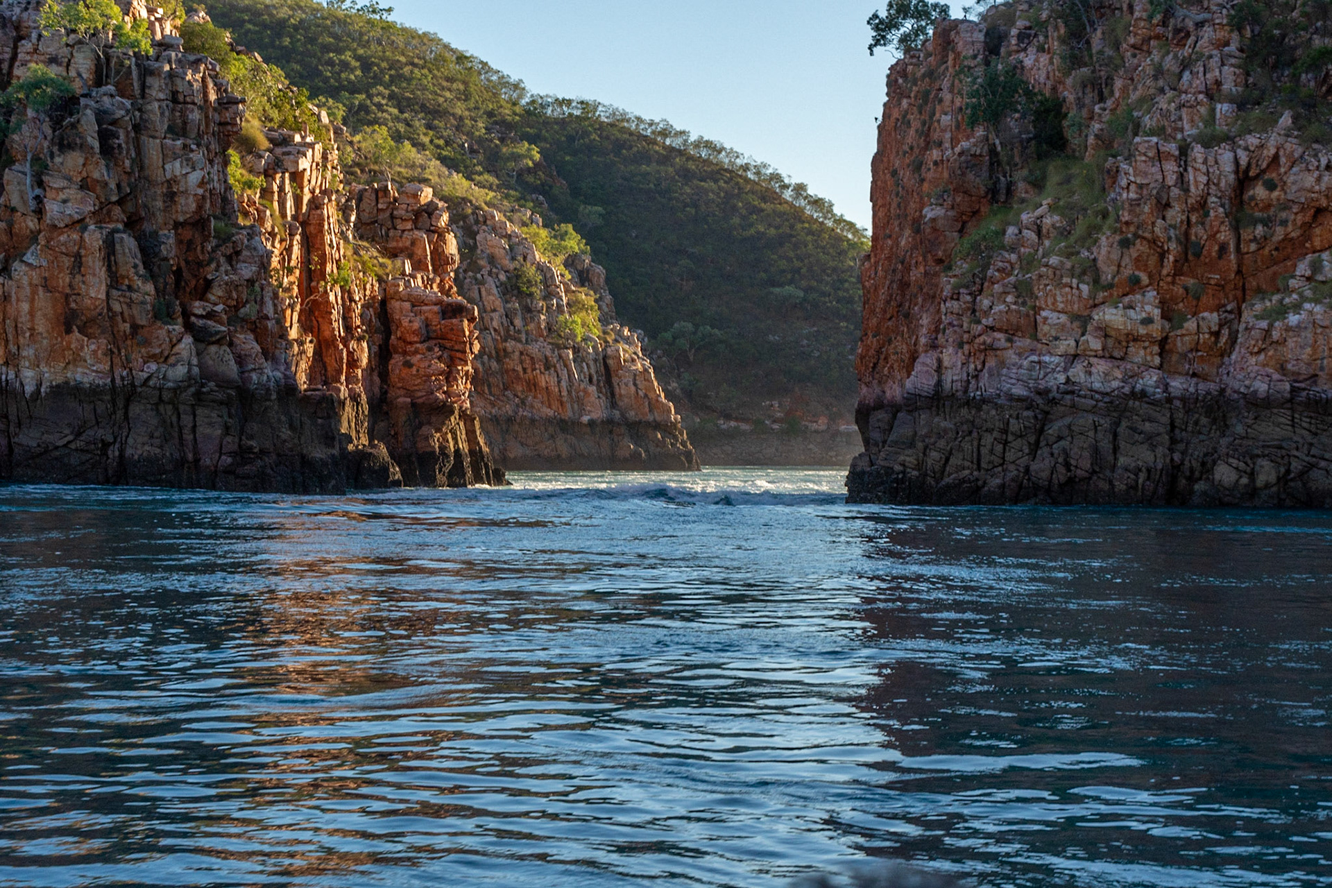 Colours and textures of the Gorge openings are dramatically highlighted in the moning light
