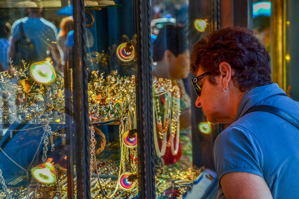 Window shopping on Ponte Veccio.......