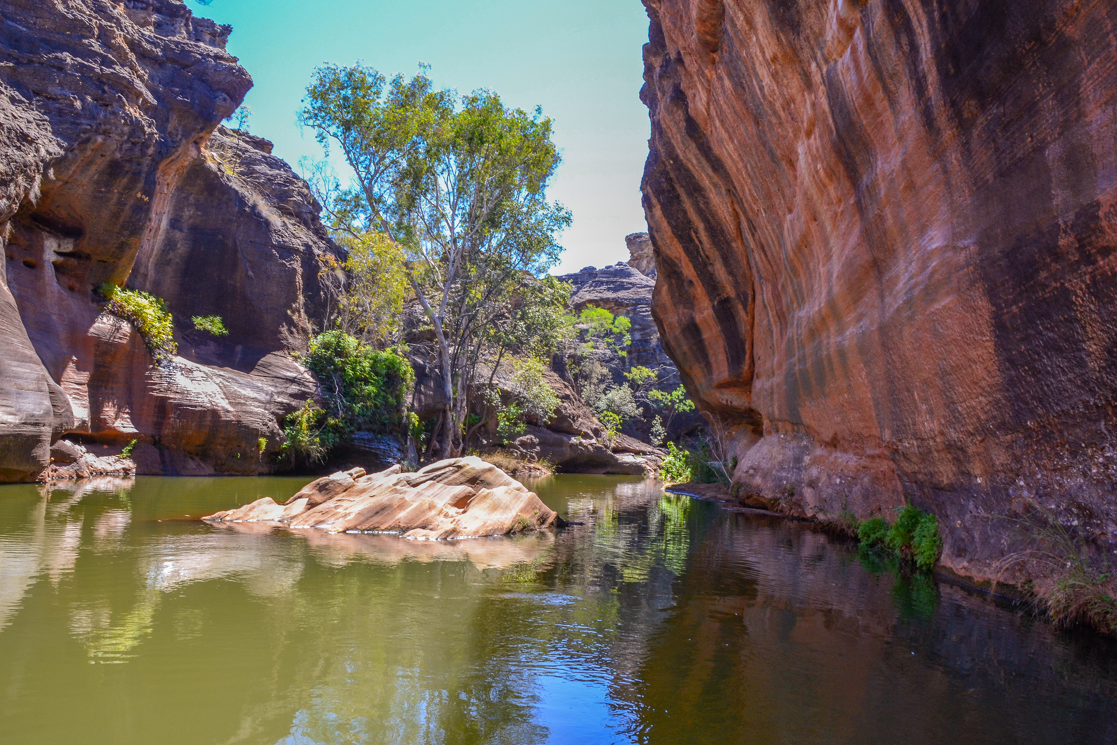 Evidence of the geological processes are clearly visible in these spectacular cliffs, which are 19 metres high from the waterline to the top of the escarpment (30 metres from the bottom of the water to the top of the escarpment).