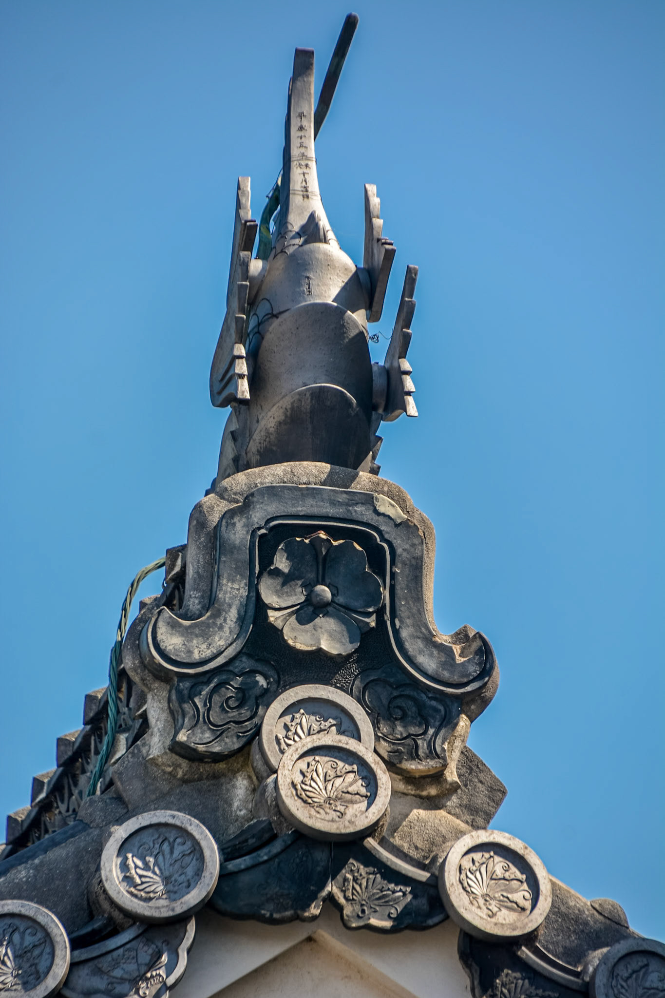Roof tiles display the family crest (Mondokoro) of Ikeda Terumasa.