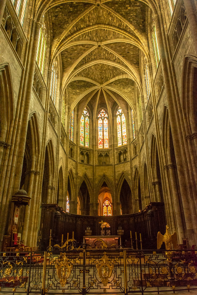 Bordeaux Cathedral is built in the Gothic Style, it has an eastern facing choir with large stain glass windows for letting in morning light.