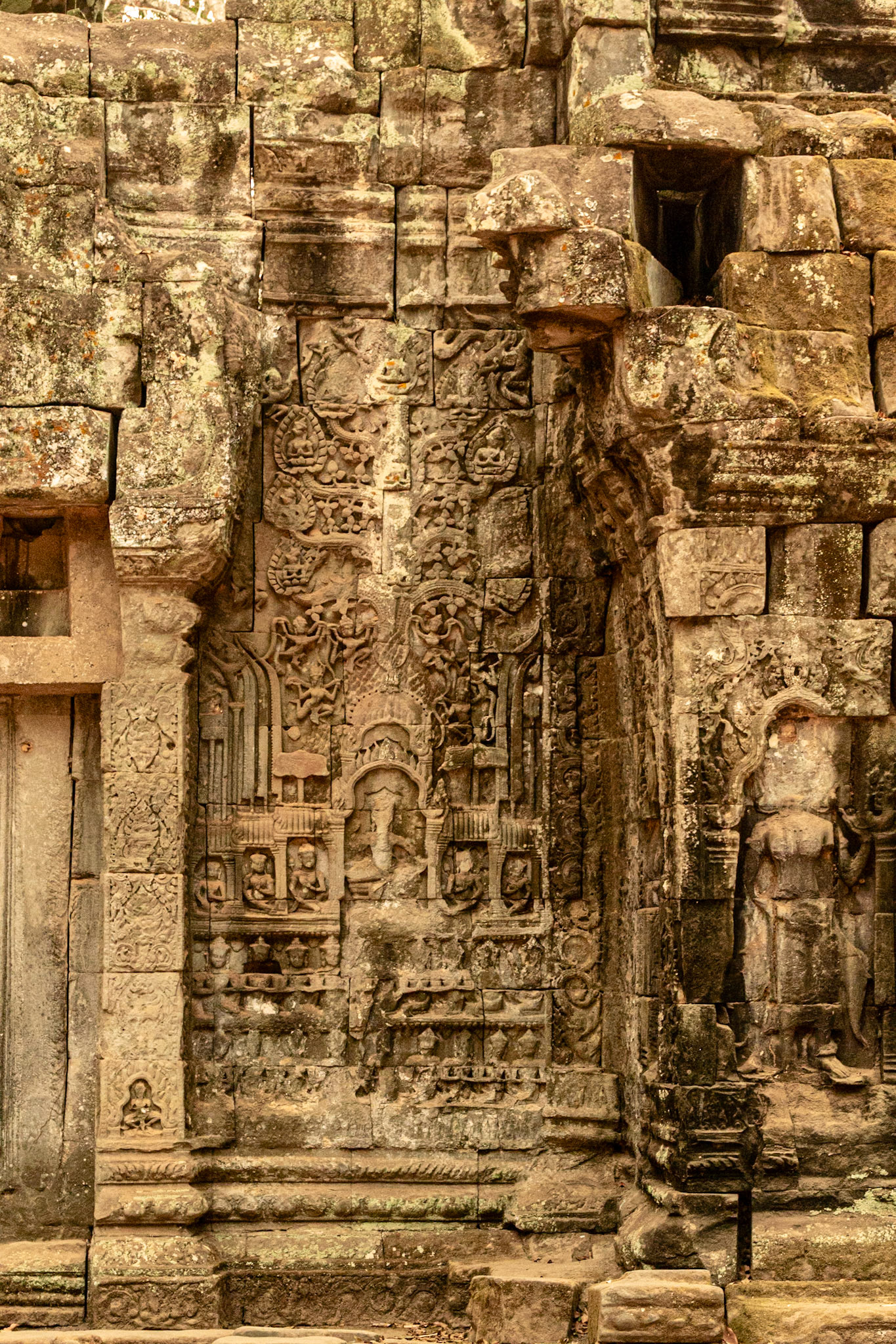 Extensive Bas-relief carvings of the sandstone blocks.