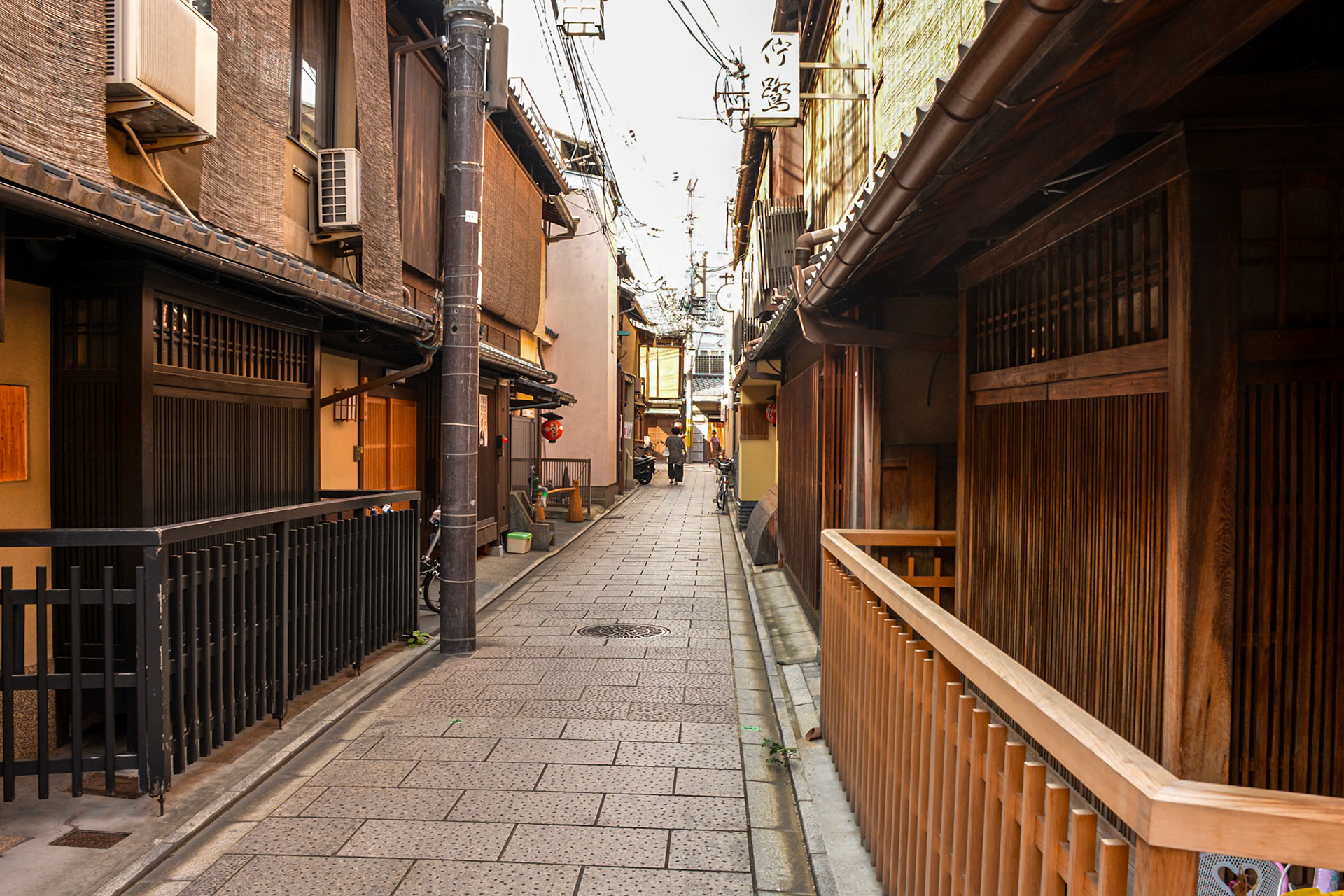 Hanami Lane contains some of the most beautiful traditional architecture in the district. This lane stretches north and south, intersecting Kyoto’s central Shijo Dori which leads to Yasaka Shrine.