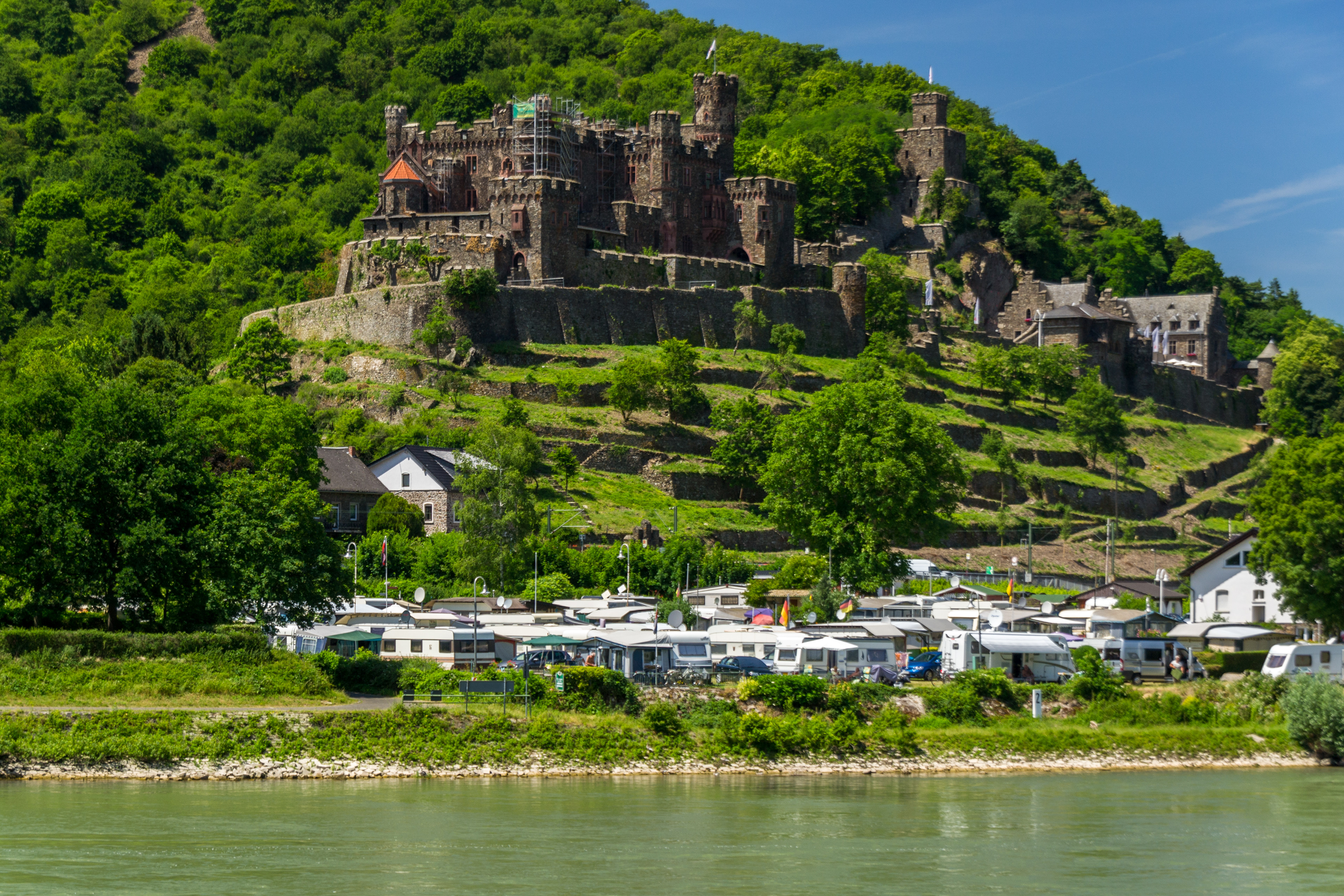 One of the many van parks along the banks of the Rhine. A picturseque setting juxtaposed beneath a medieval castle.
