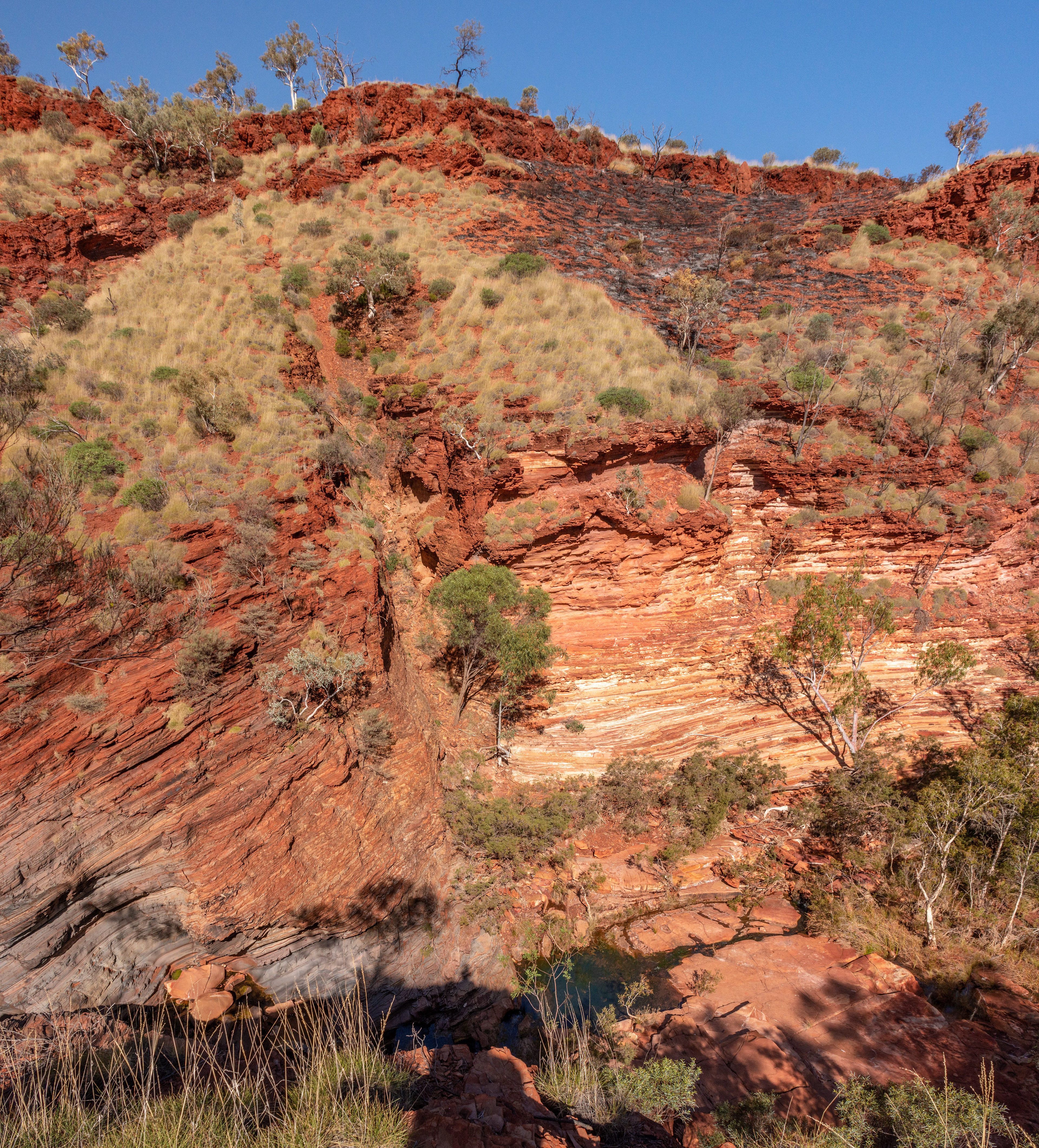A vertical fault line seperating the rock stata planes....