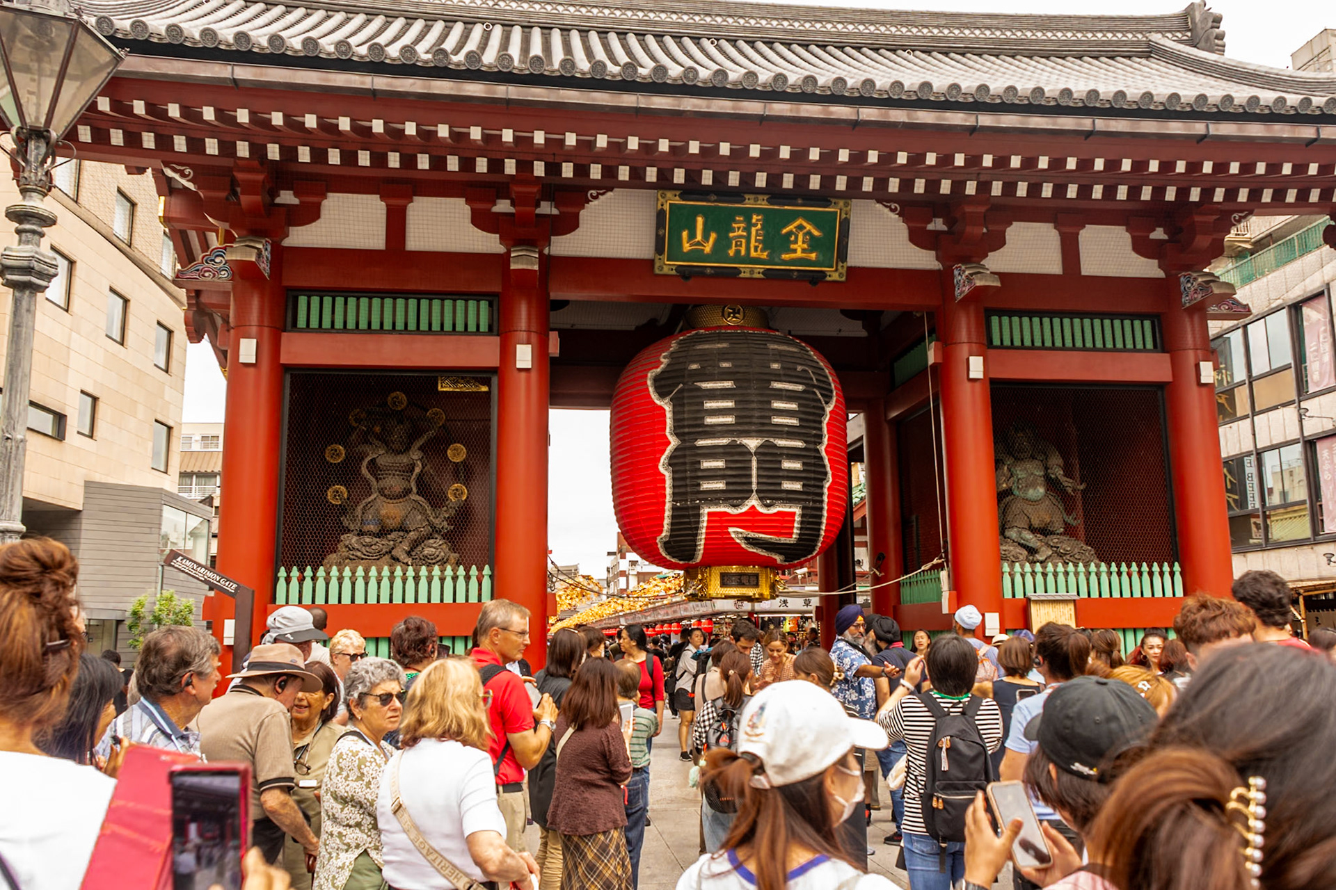The Kaminarimon ("Thunder Gate") is the outer of two large entrance gates that ultimately leads to the Sensō-ji.