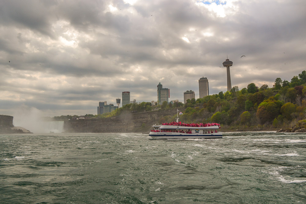 Horseshoe in the background and the city of Niagra (Canada) on the right bank.