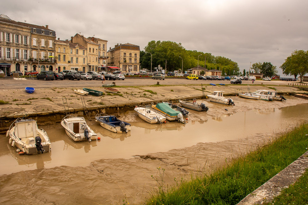 Grounded in Blaye - the Gironde Esturary is subject to a hugh tidal range consequently these boats are subject to the variances of the tide in this small creek.